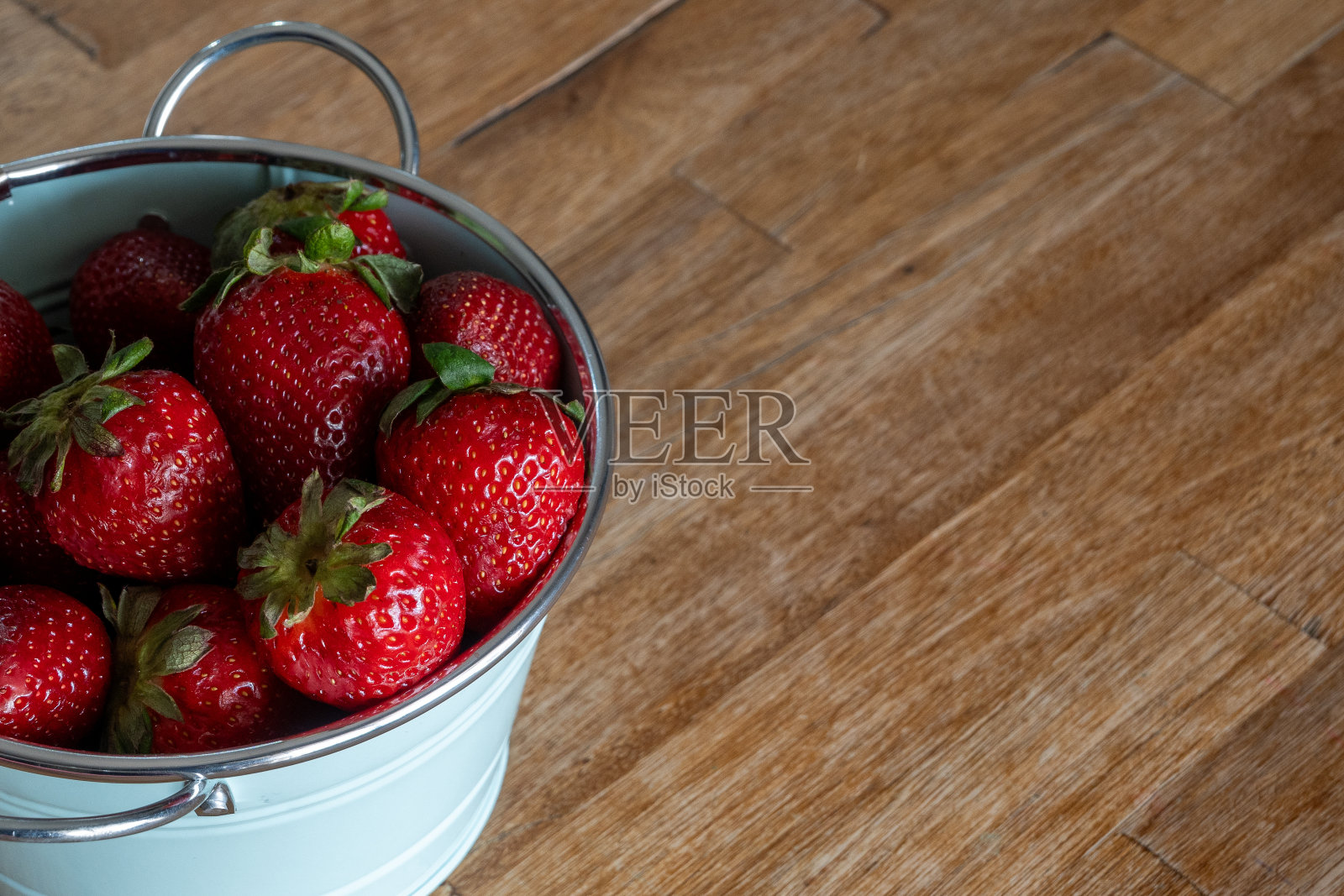 新鲜的有机草莓刚从花园里摘下来。照片摄影图片