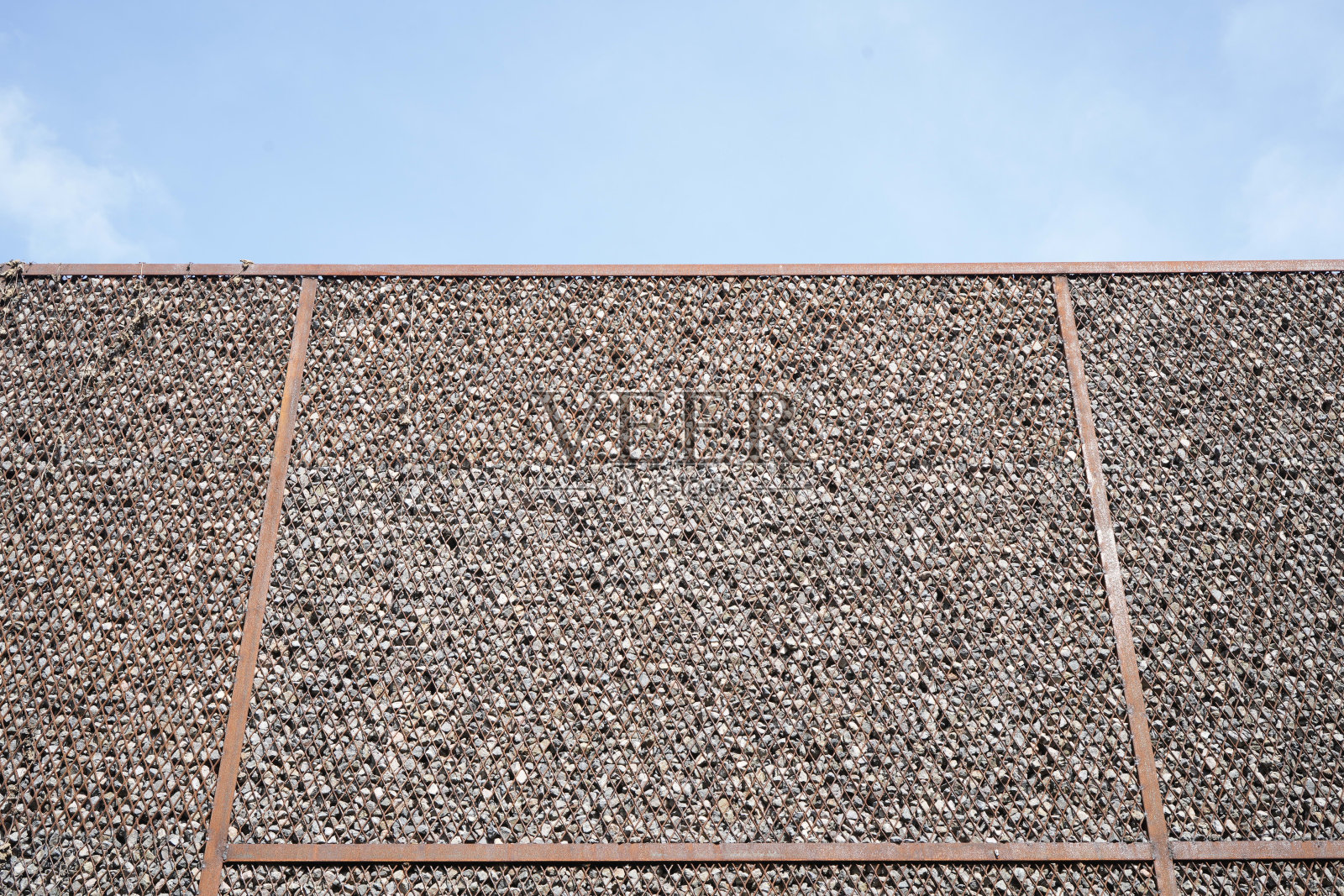 卵石墙面有蓝天照片摄影图片