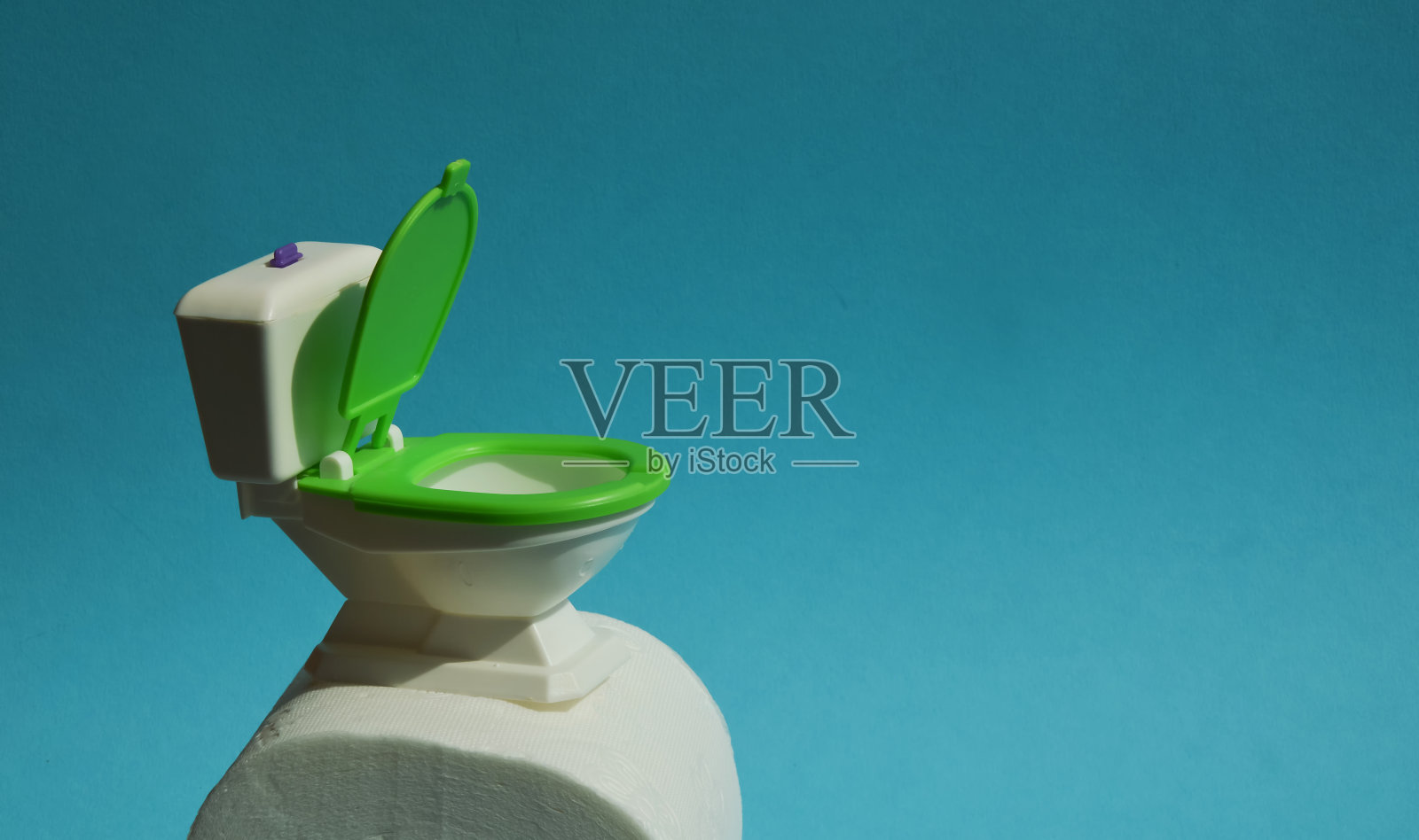 一个小马桶和卫生纸。卫生用品。设计背景照片摄影图片