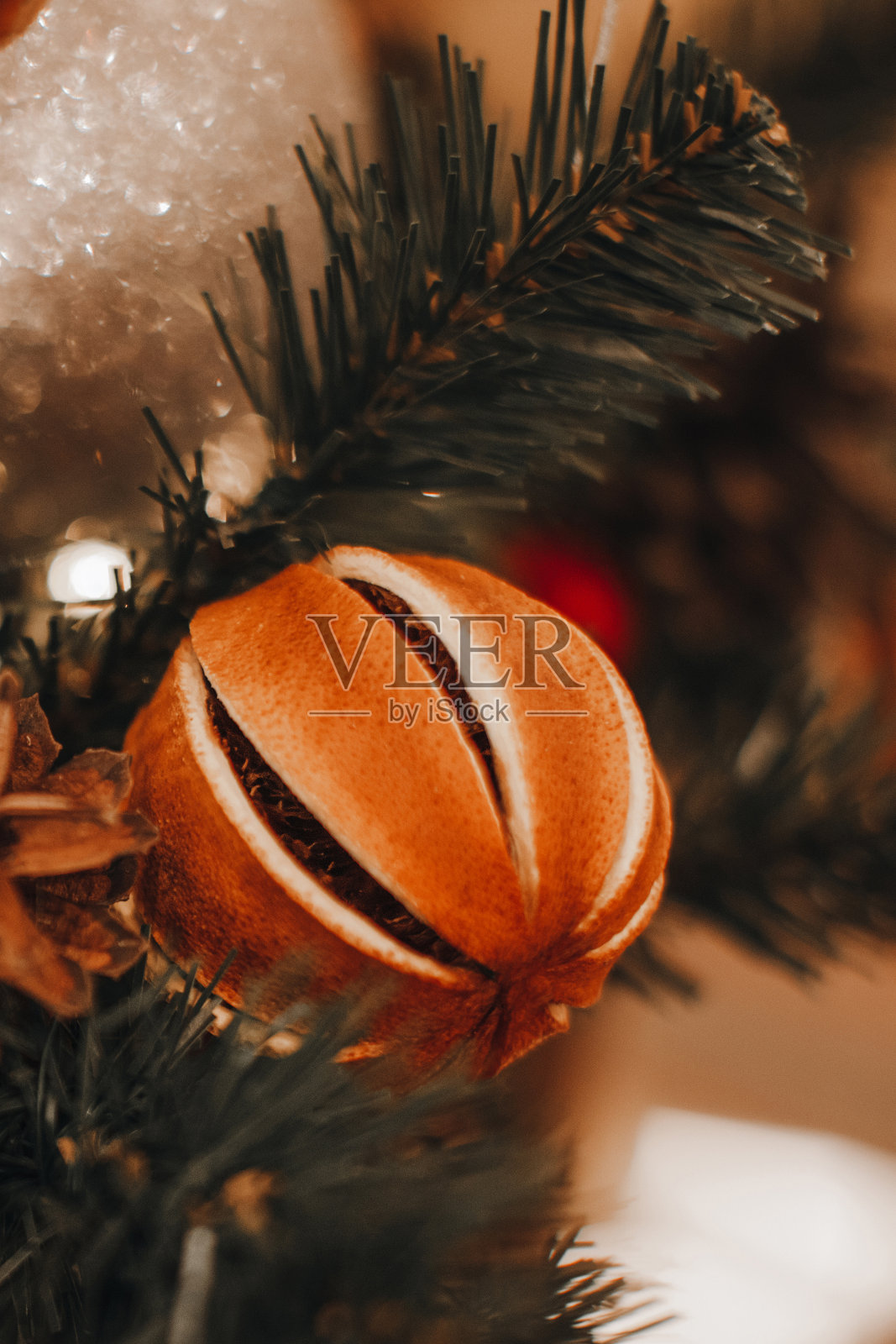 圣诞树的细节用干橙、松果装饰。照片摄影图片