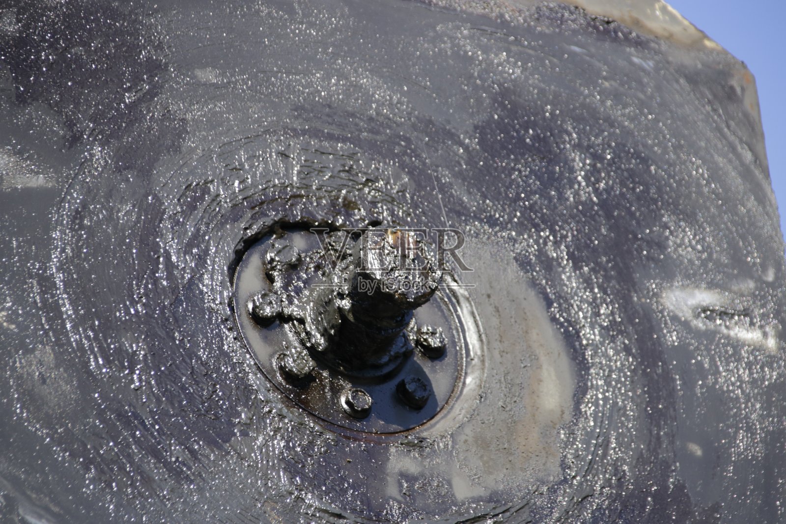 从半挂车上的支撑板上取下Kingpin照片摄影图片