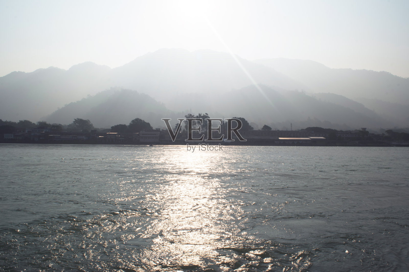 阳光从山上照在河上照片摄影图片