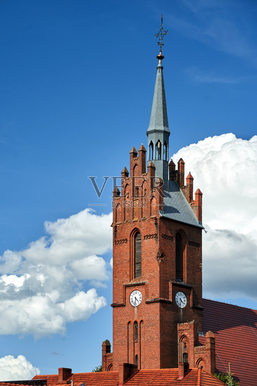 布莱泽夫村历史悠久的哥特式教堂钟楼和红色瓦片屋顶照片摄影图片