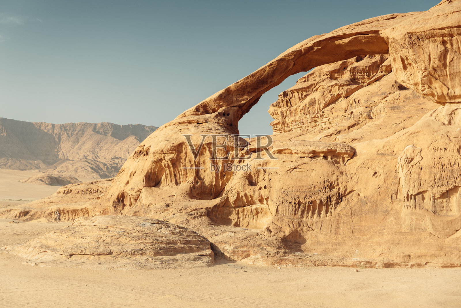 约旦瓦迪拉姆沙漠温暖的一天。照片摄影图片