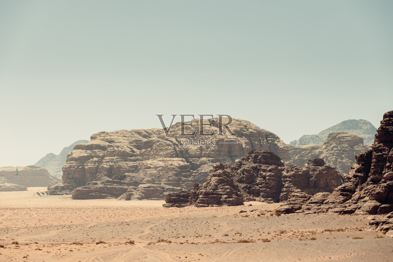 约旦瓦迪拉姆沙漠的红沙景观。照片摄影图片