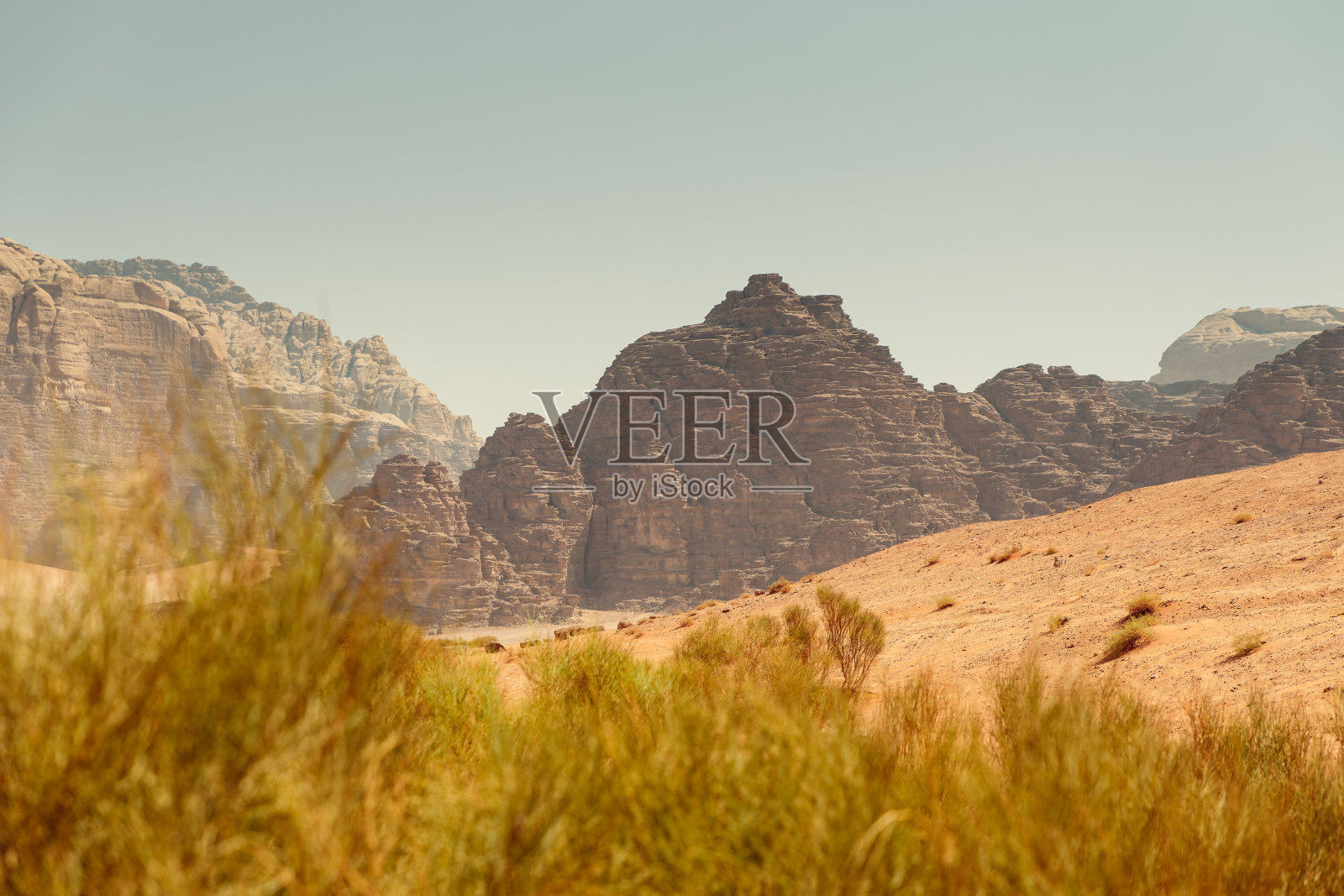 约旦瓦迪拉姆沙漠的红沙景观。照片摄影图片