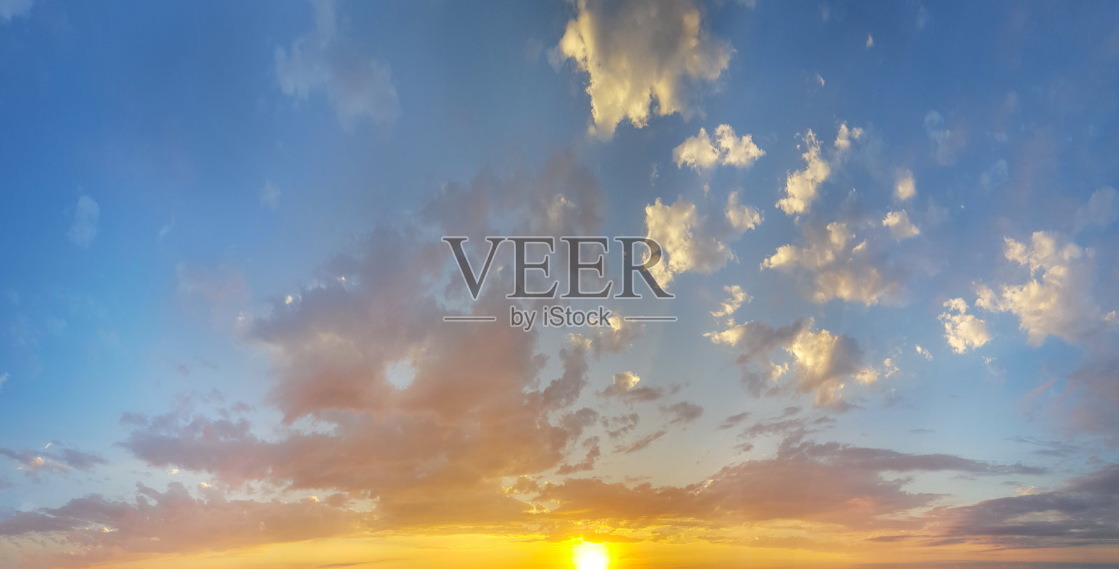 金色的太阳，天空和云。橙色日落背景照片摄影图片