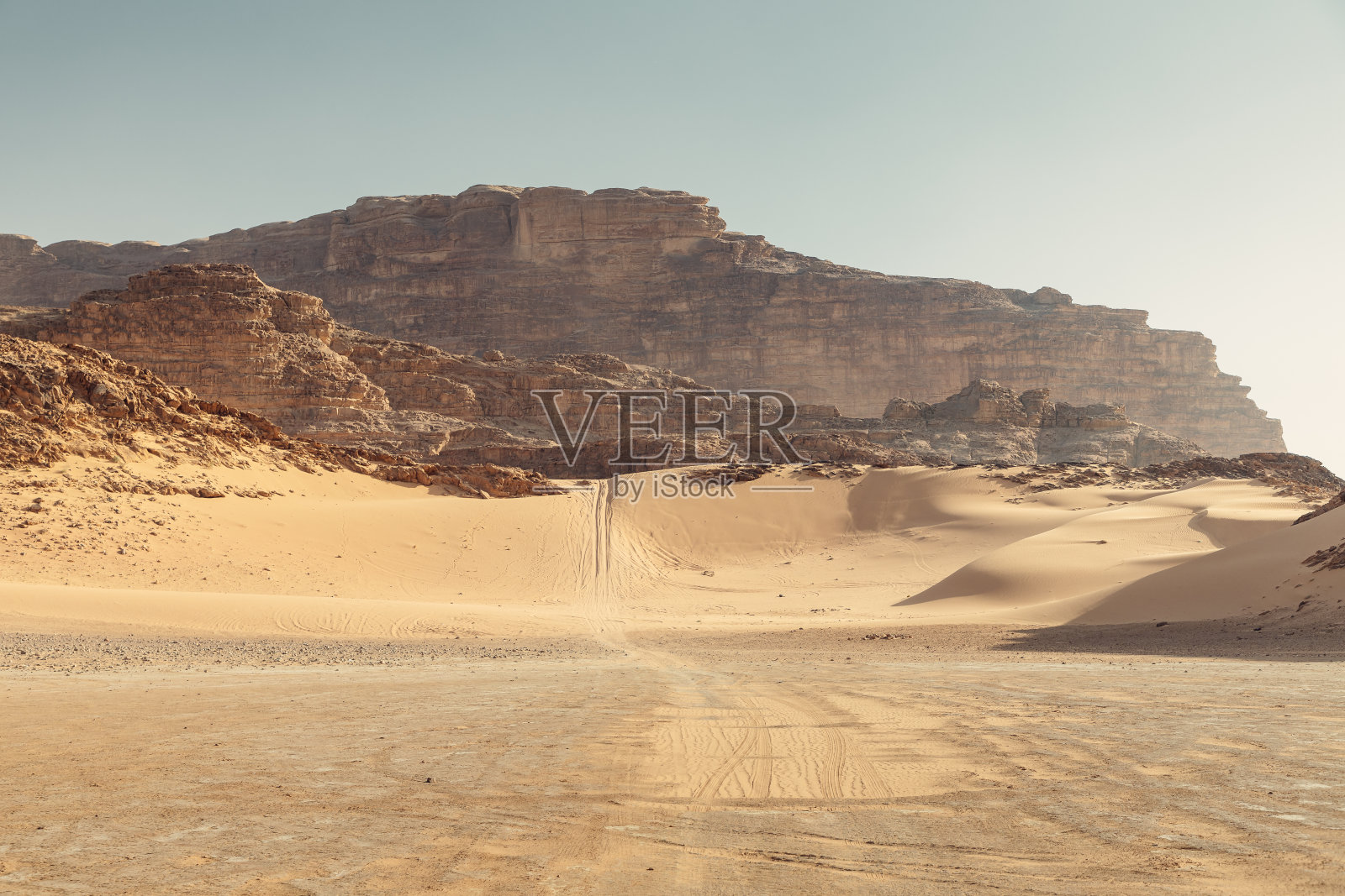 约旦瓦迪拉姆沙漠温暖的一天。照片摄影图片