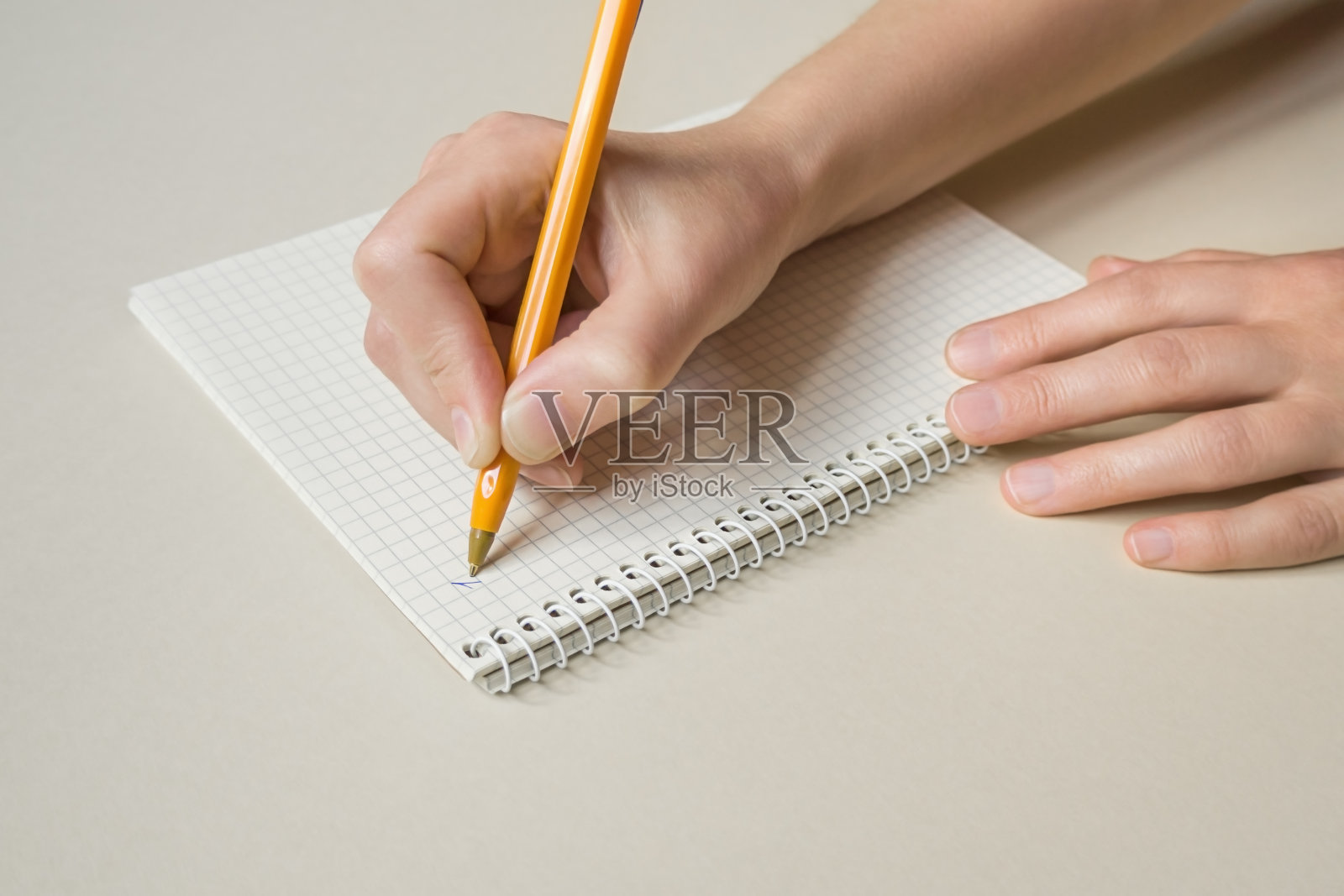 女人在白色的桌子上用螺旋笔记本写着待办事项清单照片摄影图片