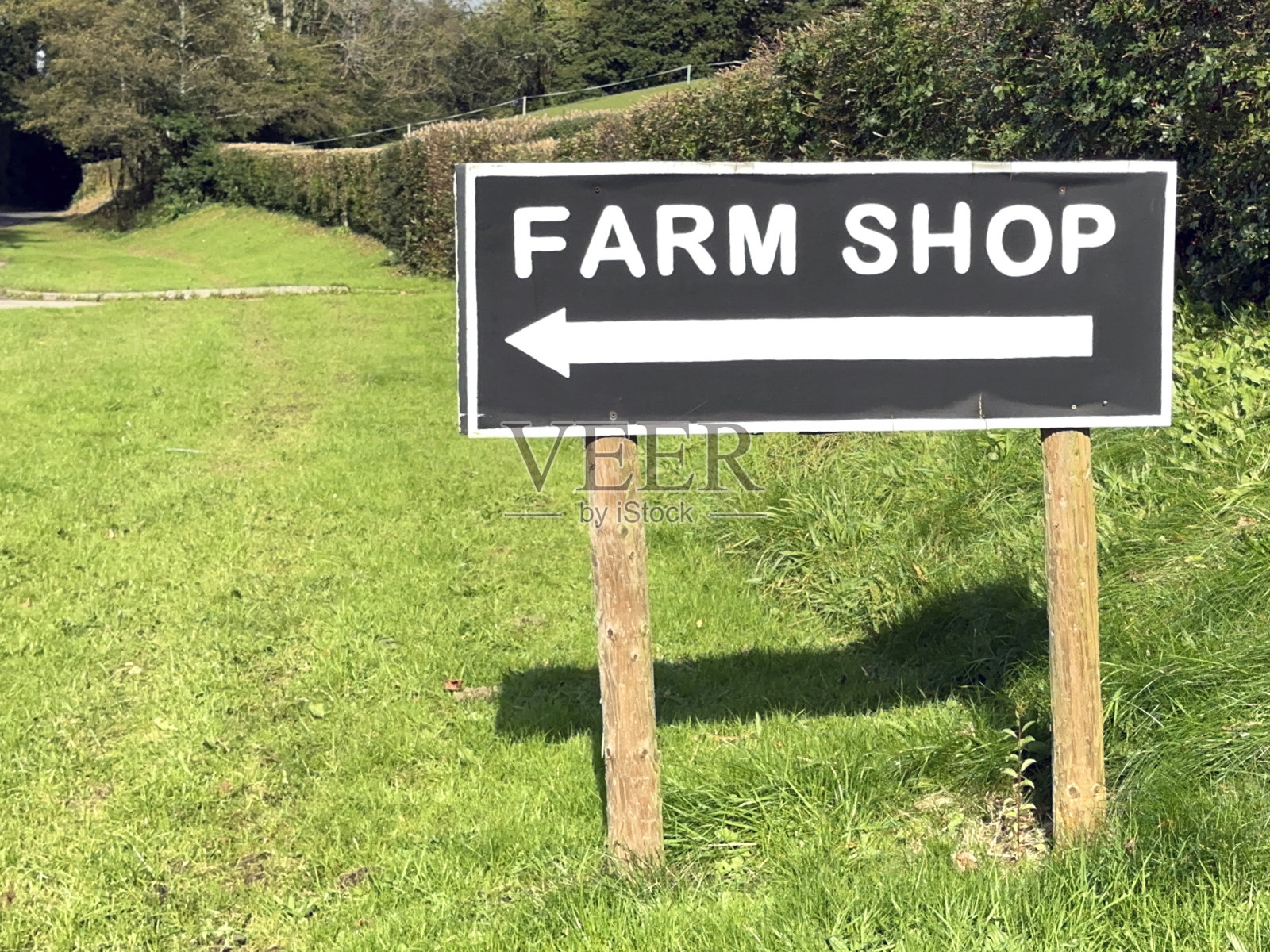 乡村道路上的农场商店标志照片摄影图片