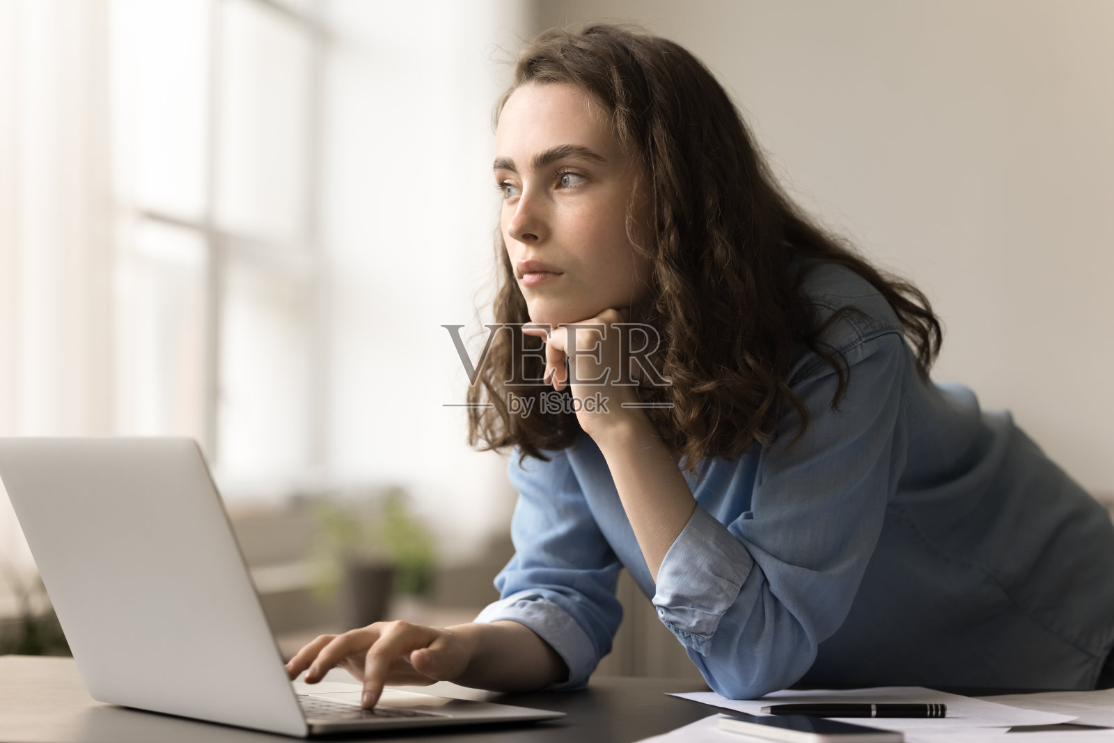 梦幻严肃的Z世代女企业家思考创业策略照片摄影图片