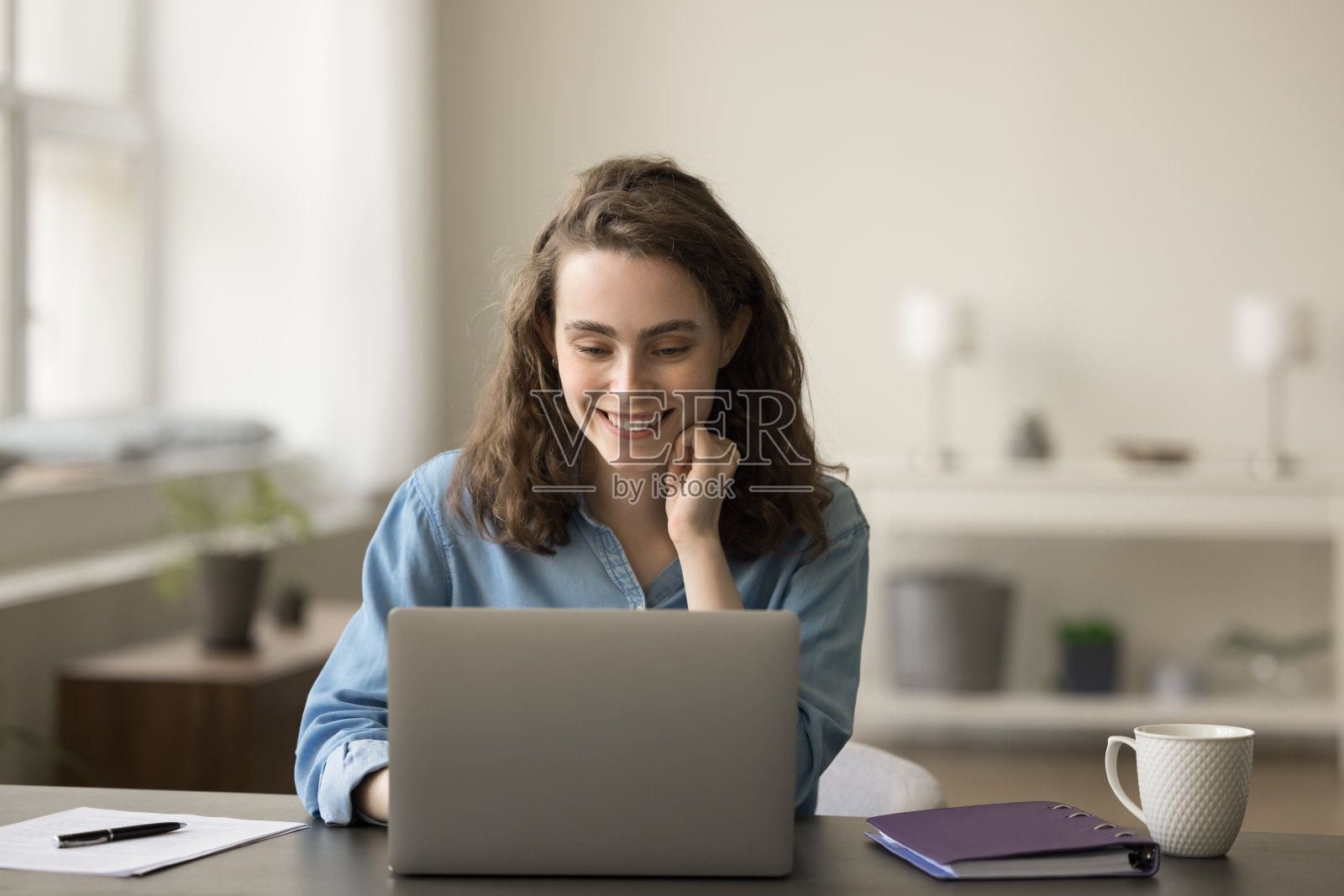 积极的年轻自由职业者女孩在电脑前工作，打字照片摄影图片