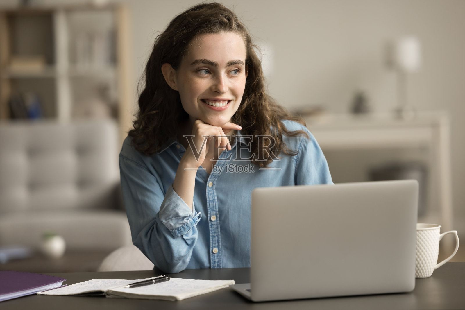 开朗梦幻的自由职业女性，思考创意照片摄影图片