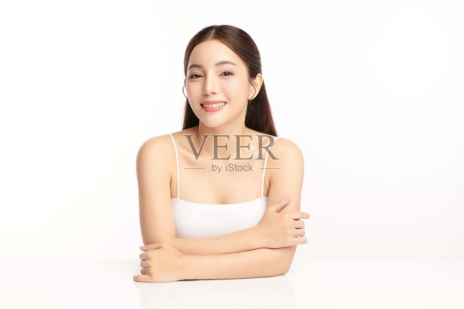 美丽年轻的亚洲女性，干净清新的皮肤在白色的背景，面部护理，面部护理，美容，美容和水疗，亚洲女性肖像。照片摄影图片