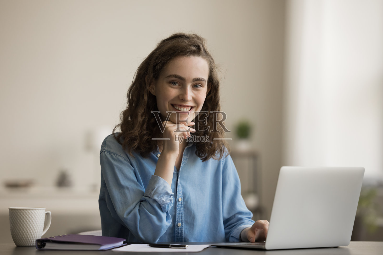 快乐美丽的自由雇员女孩在家庭办公室工作照片摄影图片