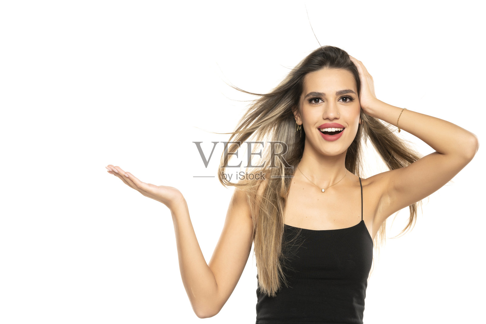 一个年轻快乐的女人在白色背景上的肖像，宣传某种产品。照片摄影图片