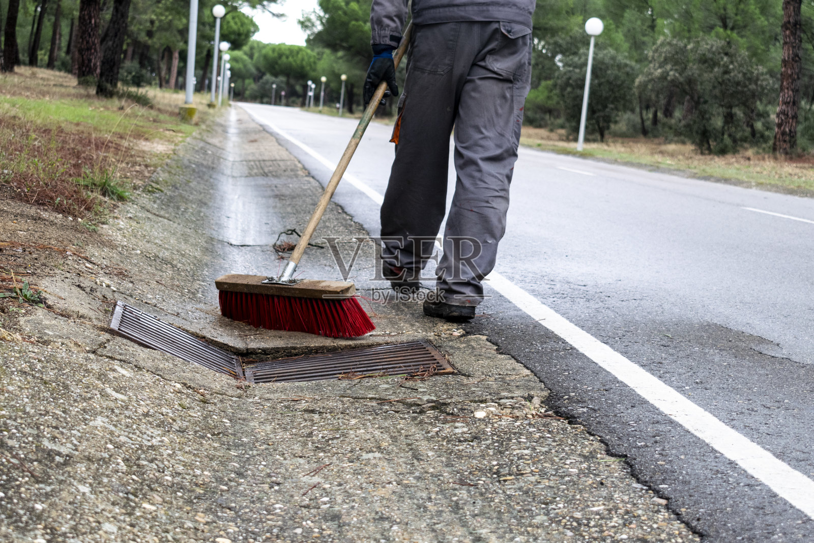 西班牙男子清理城市下水道，防止下一次洪水照片摄影图片