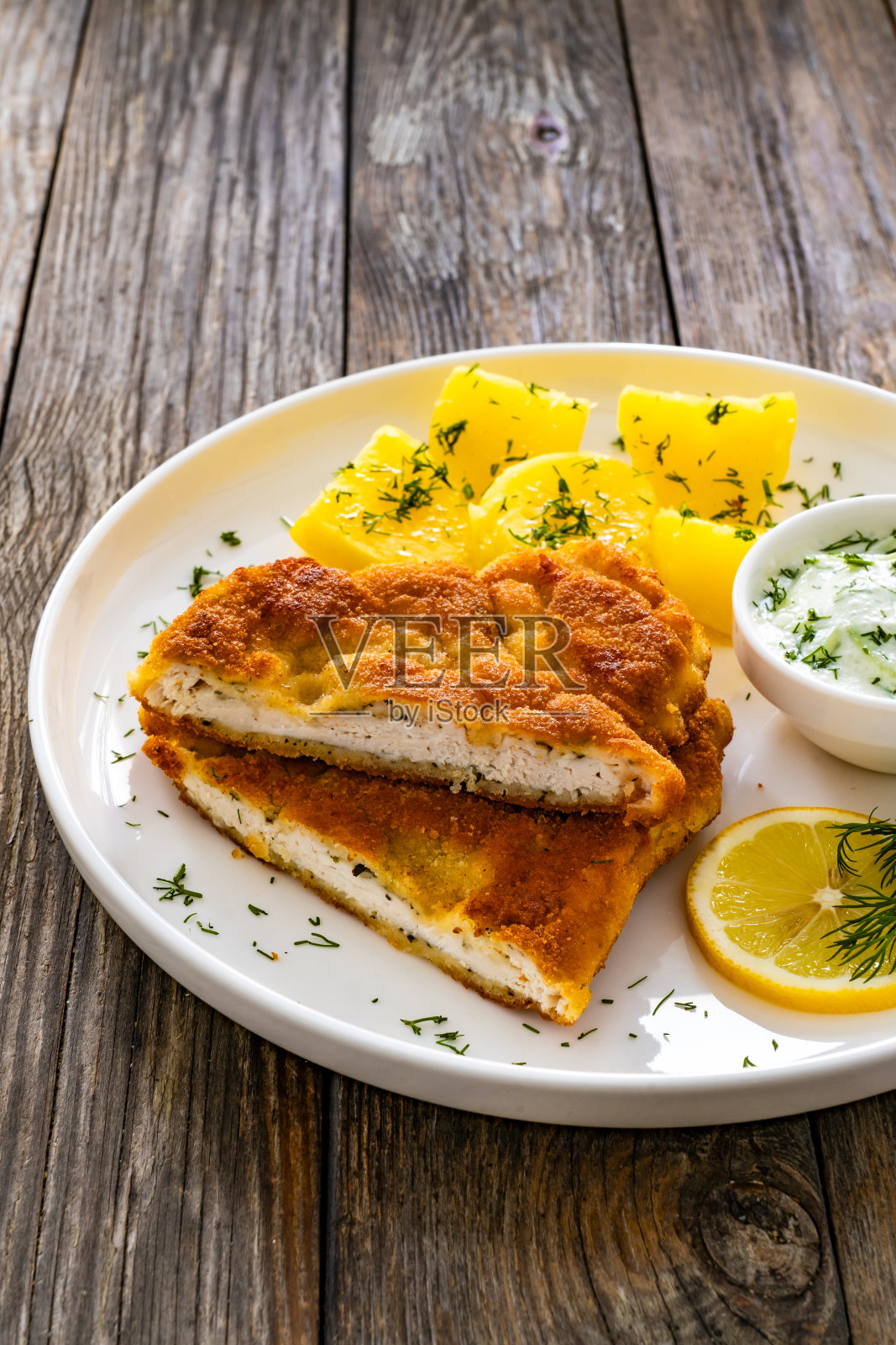 香煎炸鸡排配煮土豆和奶油黄瓜照片摄影图片