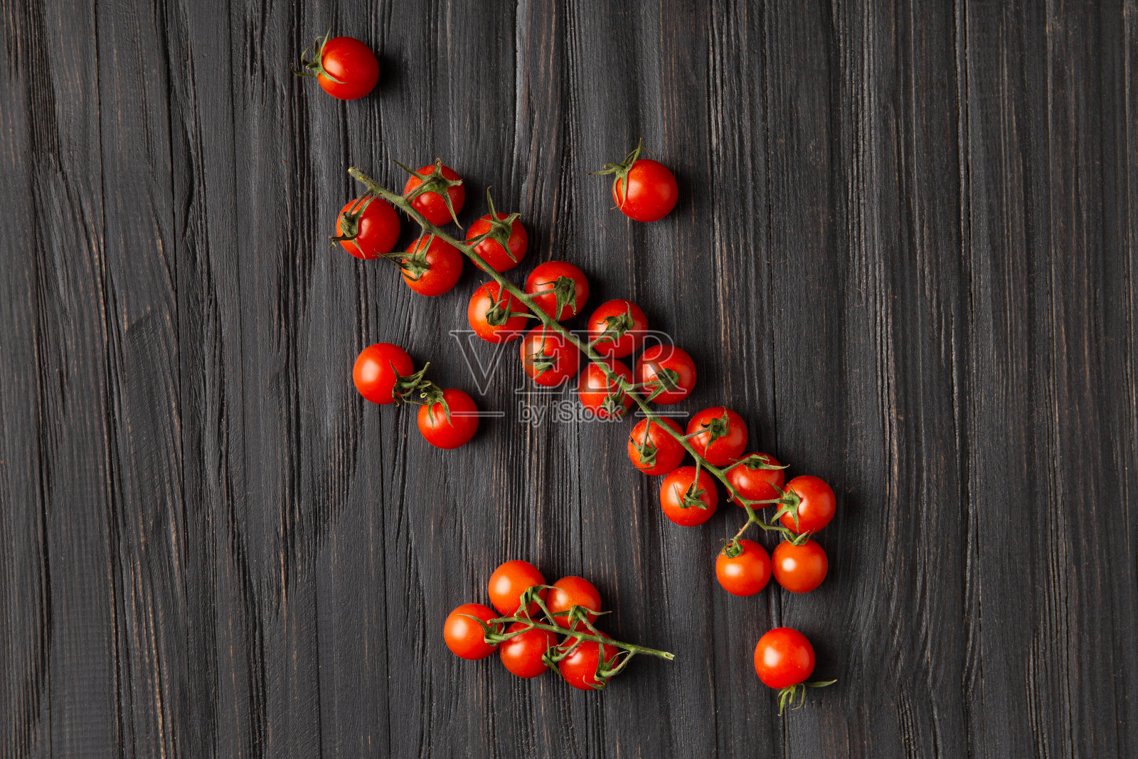 新鲜的樱桃番茄枝木制背景顶视图。照片摄影图片