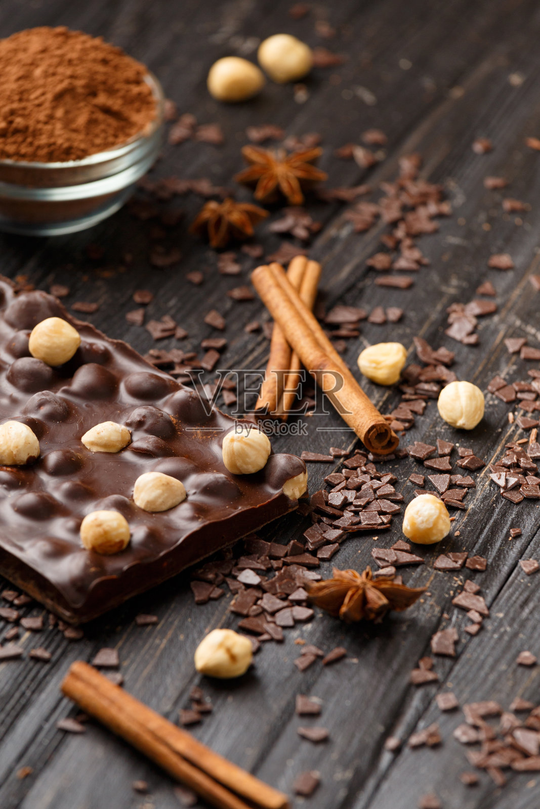 手工巧克力，可可粉和香料在黑暗的背景照片摄影图片