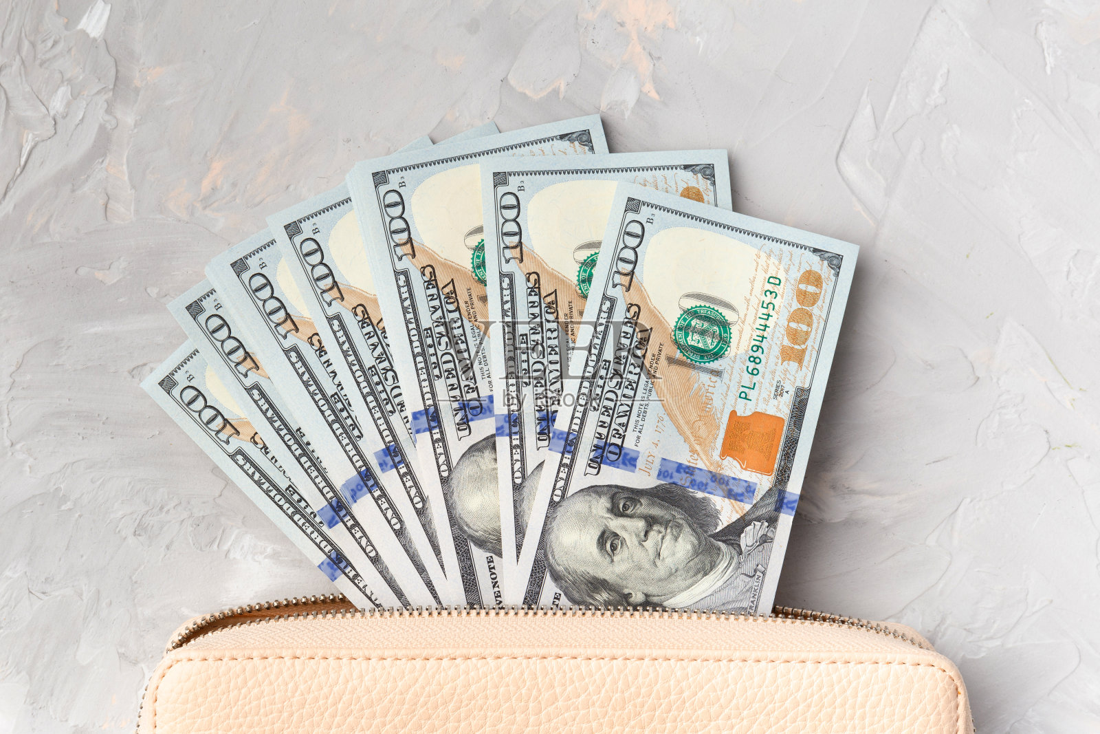 时尚的100美元钞票钱包，浅灰色背景，俯视图。照片摄影图片