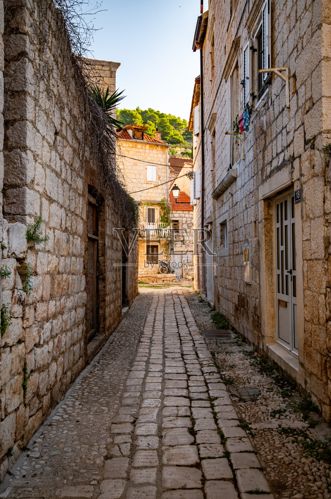 克罗地亚岛上的石头小巷照片摄影图片