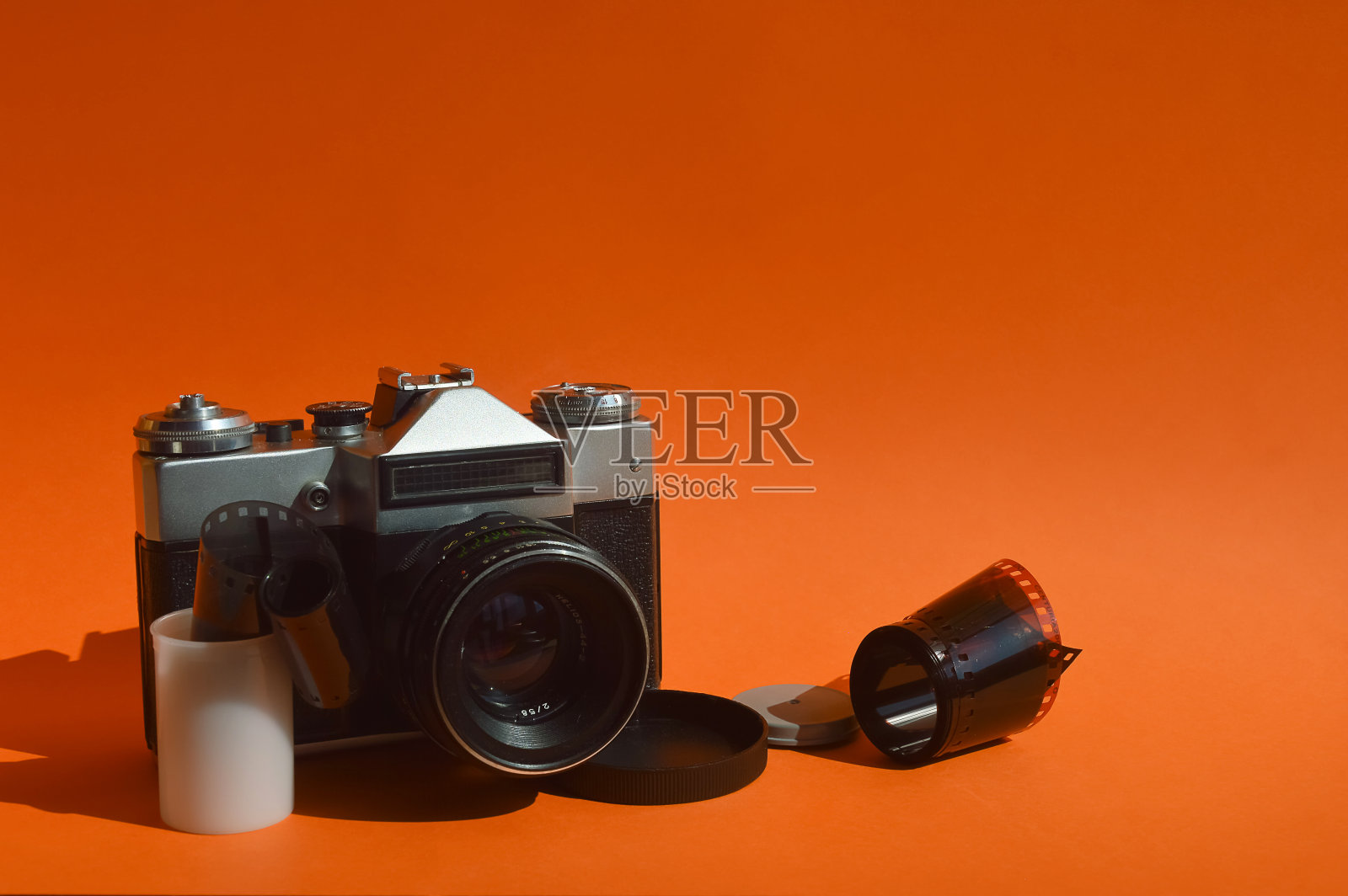 一个旧胶卷相机，一个镜头。古董设备。设计背景照片摄影图片