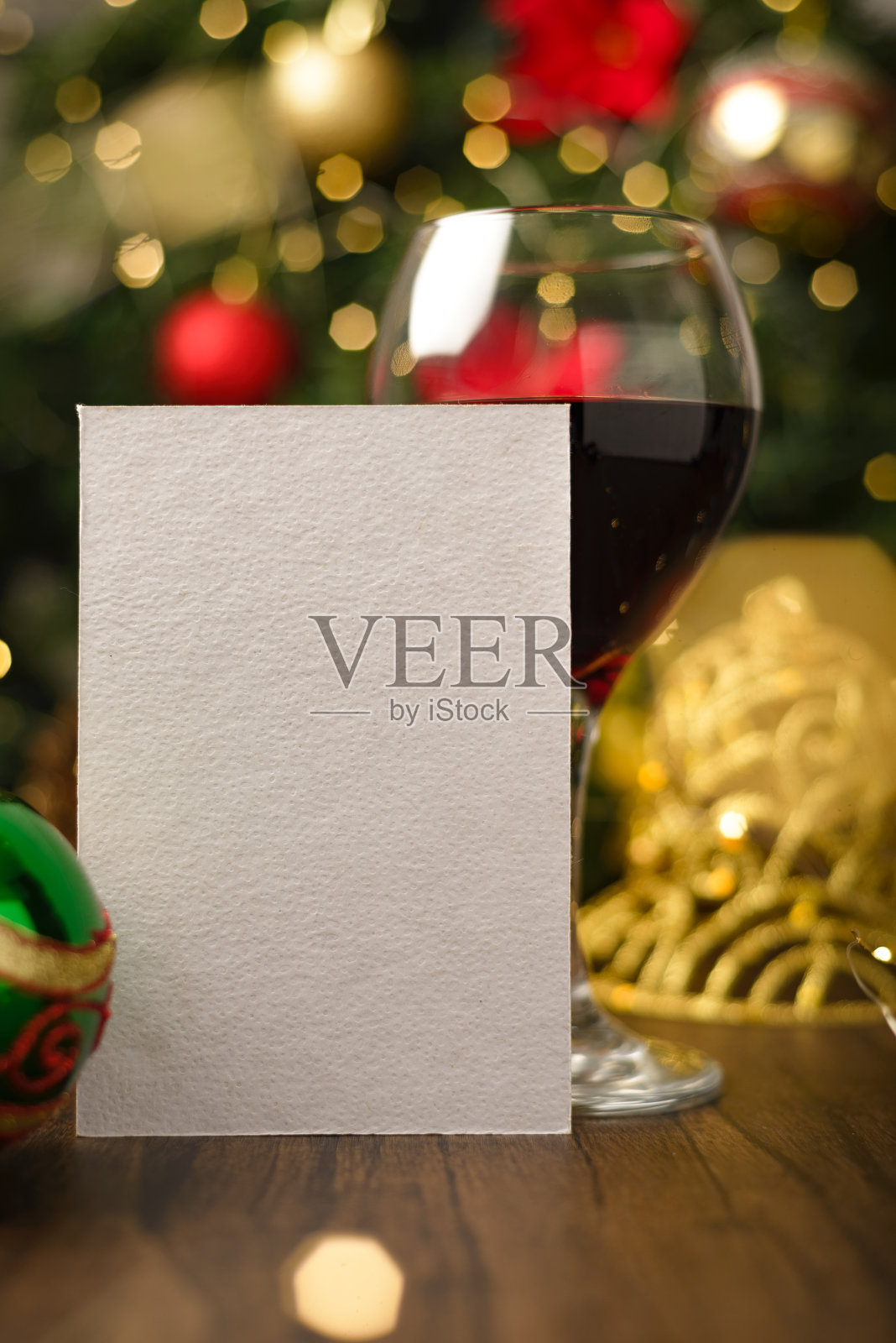 礼品卡或圣诞贺卡或纪念时刻在桌子上与圣诞装饰。圣诞卡片模型。照片摄影图片