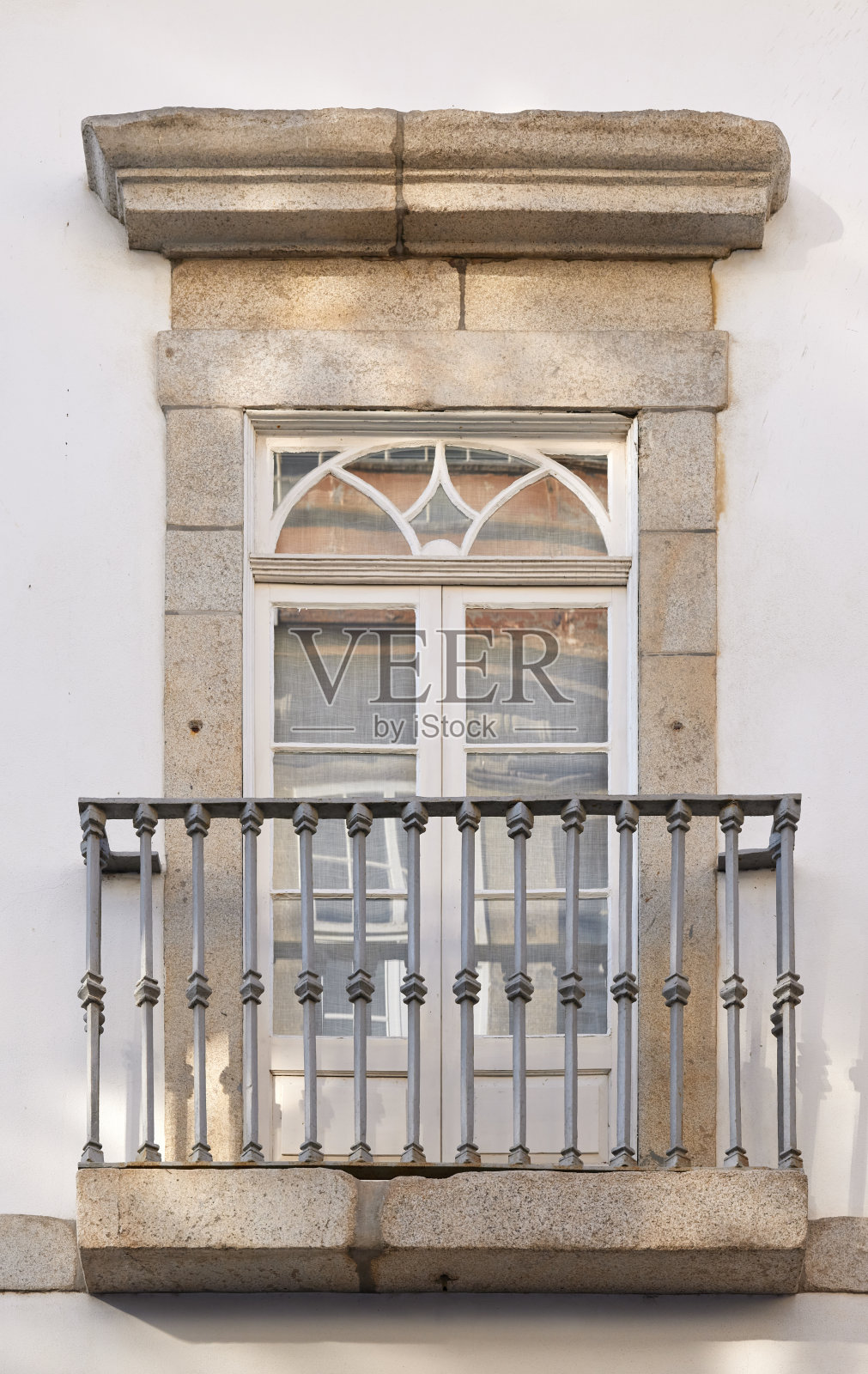 典型的葡萄牙房屋，覆盖着五颜六色的azulejos，在葡萄牙波尔图市的历史地段。房屋立面，窗户，阳台，栏杆，彩色陶瓷的细节。照片摄影图片