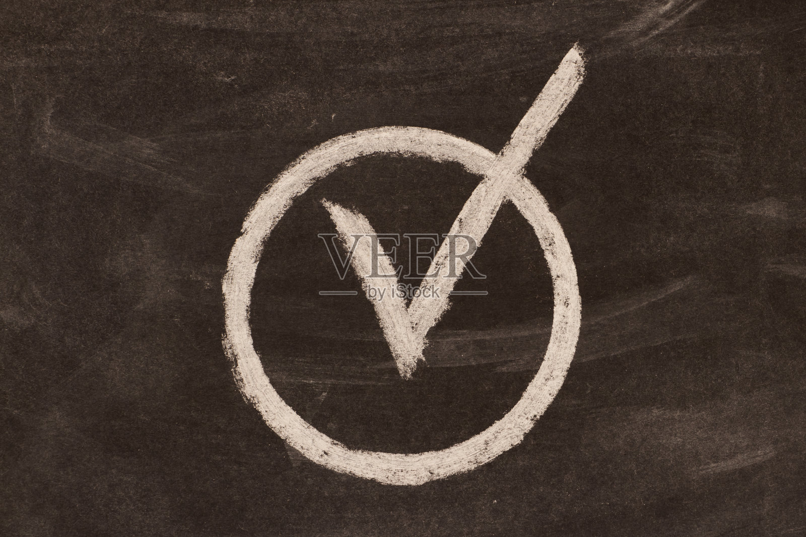 概念准备好了，完成了，选择写在黑色黑板上。在圆圈里打勾。照片摄影图片