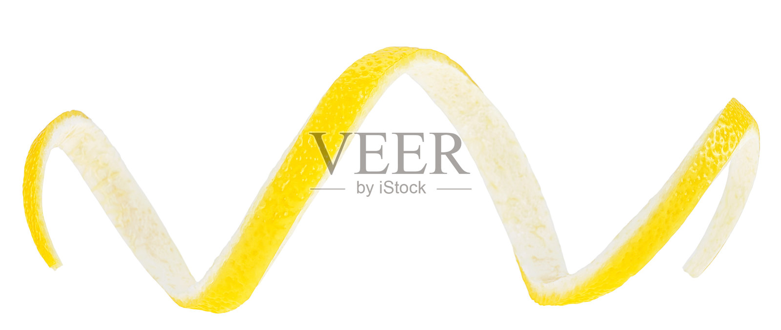 白色背景上的新鲜柠檬果皮。柑橘皮。照片摄影图片