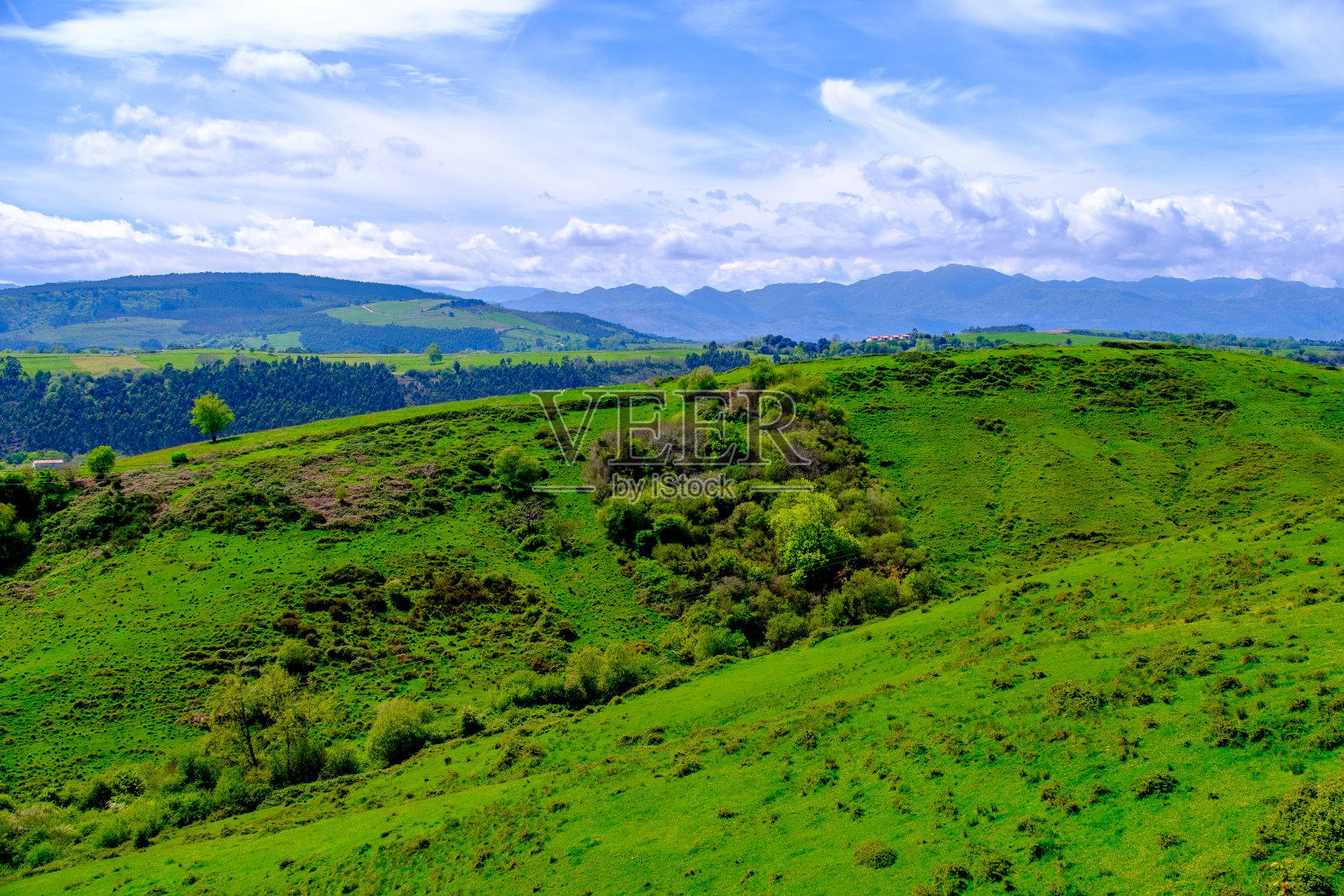 连绵起伏的丘陵和山脉照片摄影图片