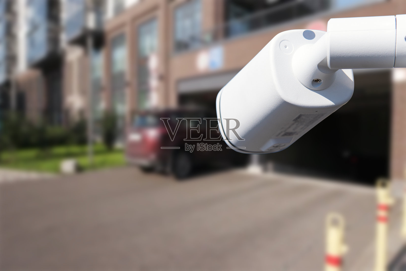 模糊停车场的监控摄像头。照片摄影图片