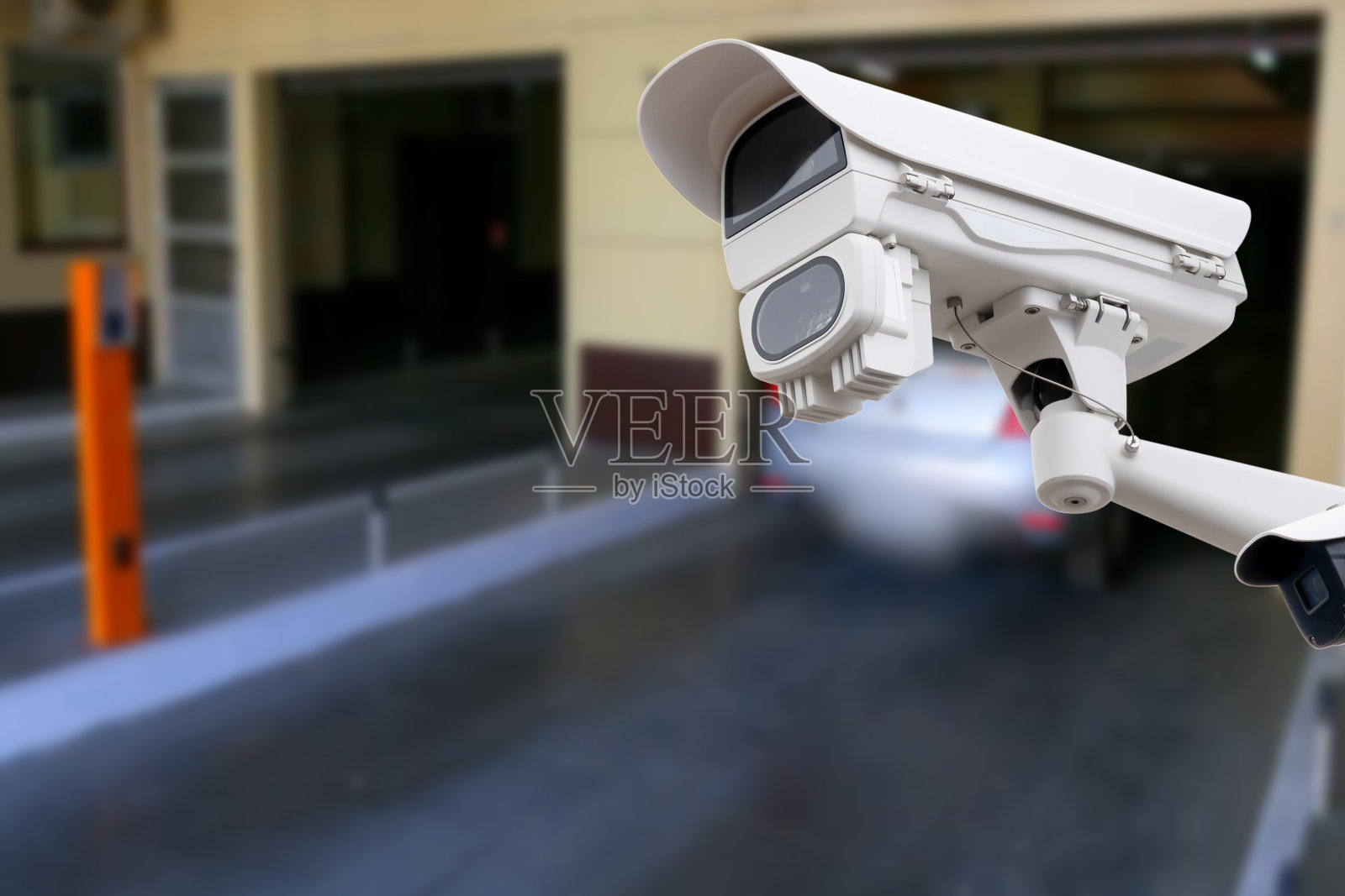 停车场安装闭路电视摄像头，以保障安全。副本的空间。照片摄影图片