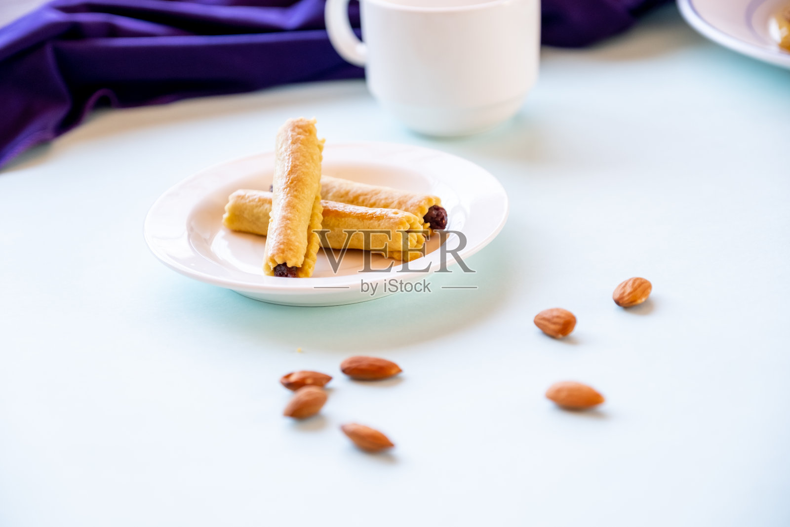 阿拉伯甜点：传统开斋节粗面粉椰枣和核桃饼干照片摄影图片