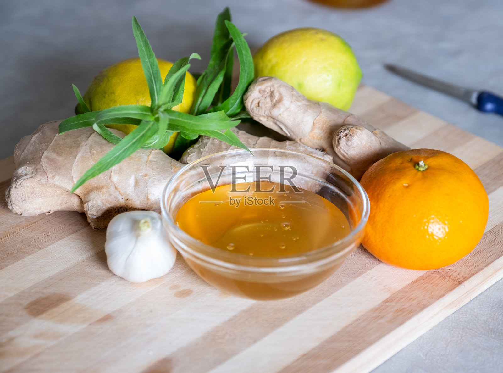 蜂蜜、姜和大蒜的混合物，有益于缓解感冒，使身体焕发活力照片摄影图片