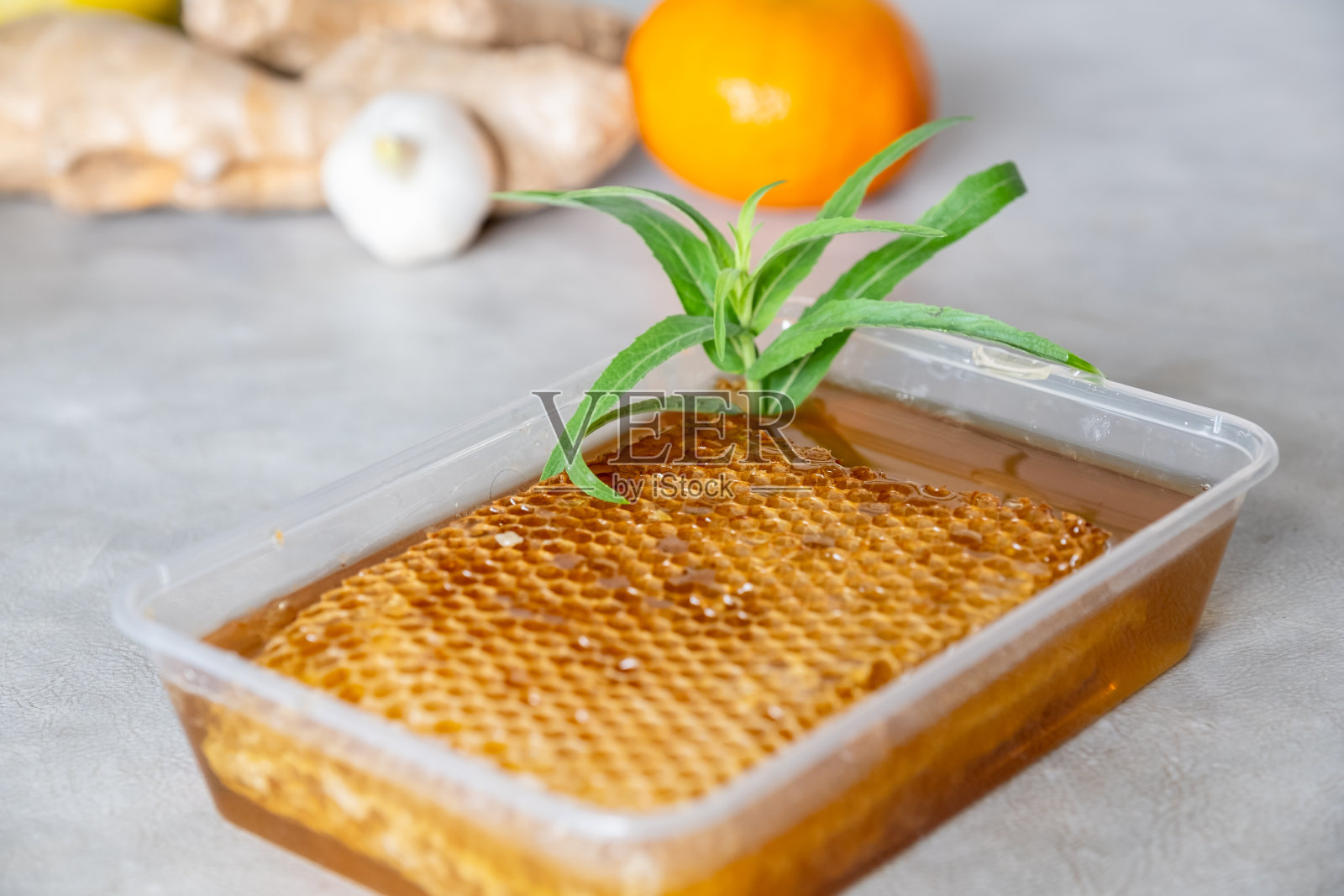 蜂蜜、姜和大蒜的混合物，有益于缓解感冒，使身体焕发活力照片摄影图片