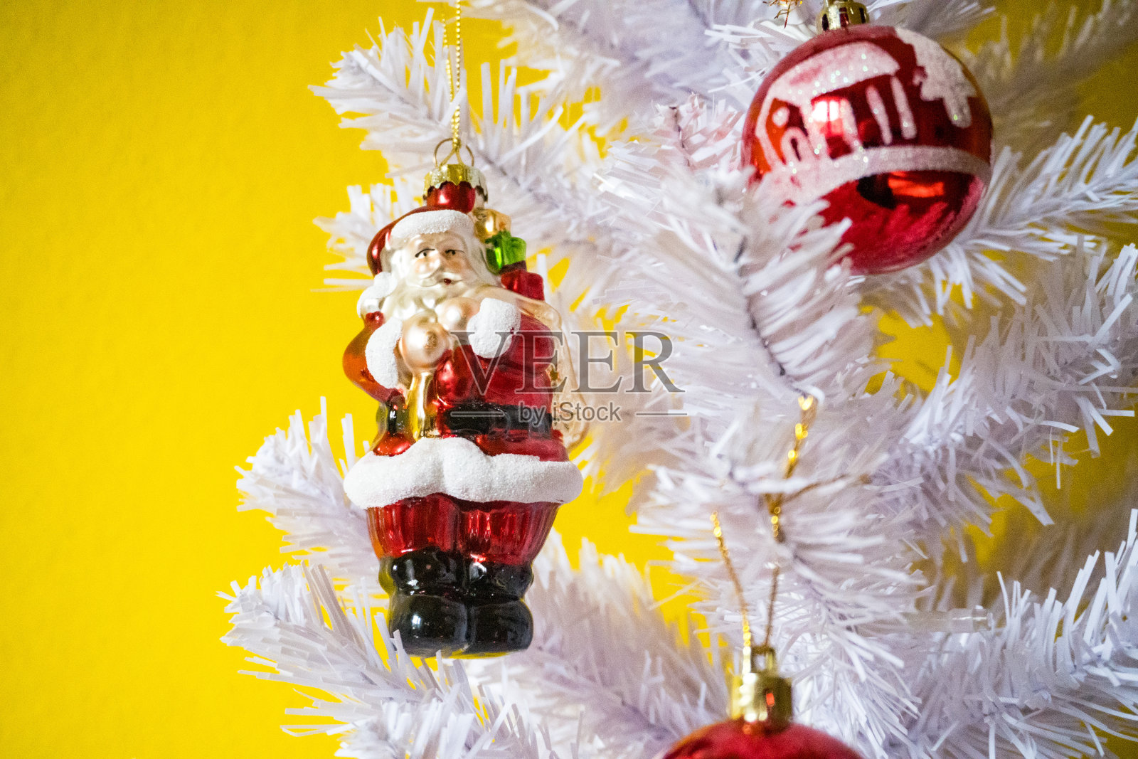 圣诞节布置，挂红色的装饰品。和圣诞老人一起。照片摄影图片