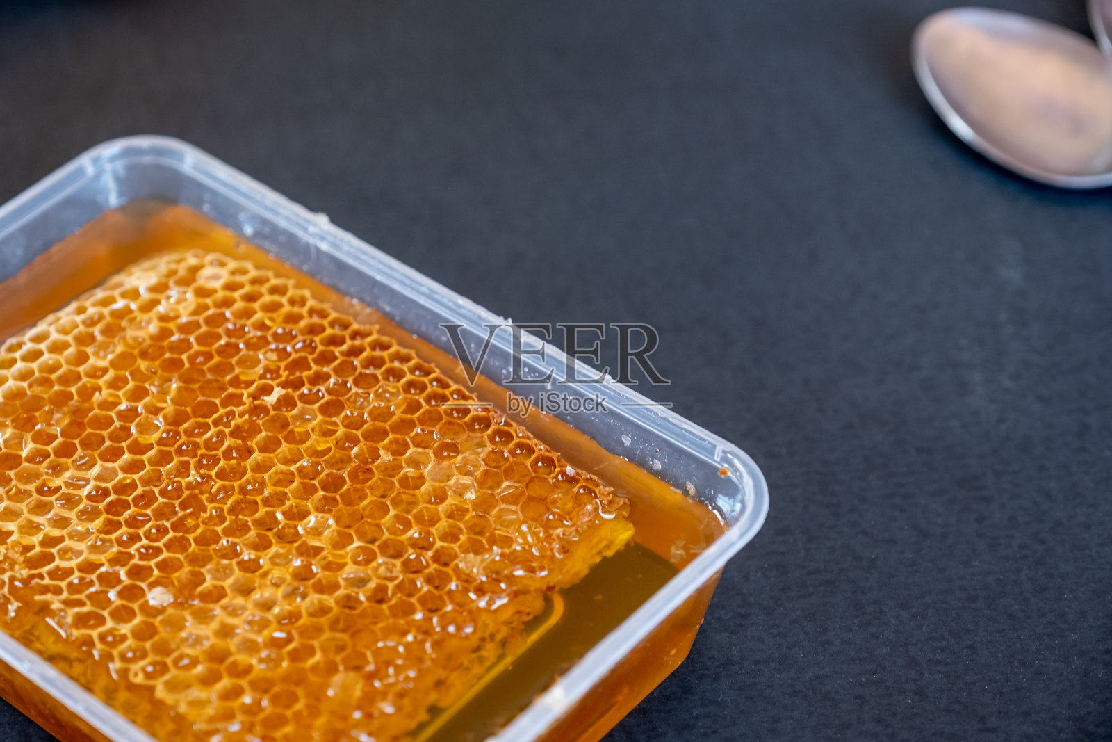 黑色背景上的蜂蜜照片摄影图片