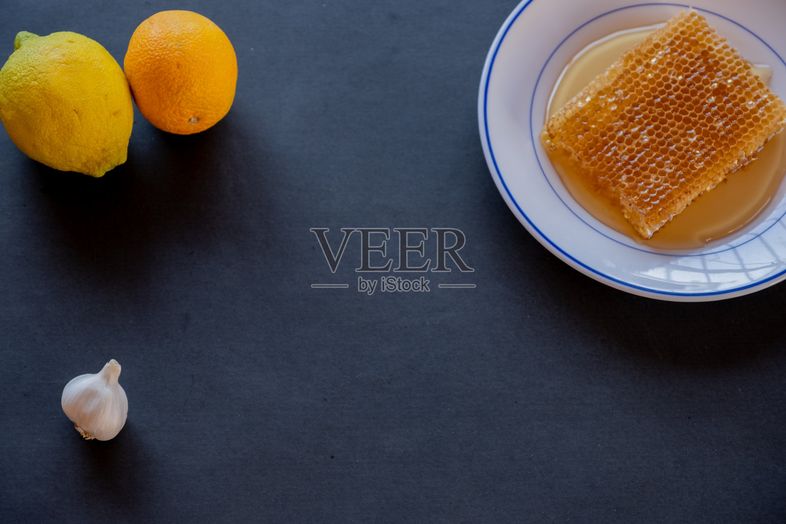 含草药、姜、蒜和柠檬的健康蜂蜜照片摄影图片