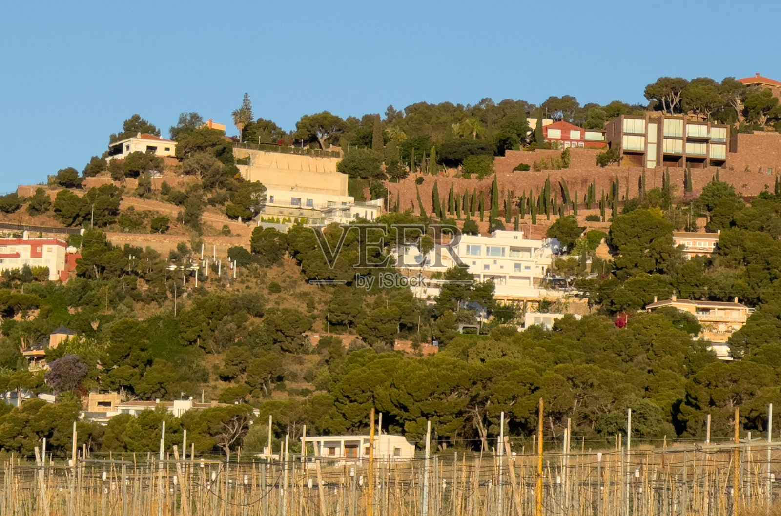 山上的房子景观。别墅和家在山上。照片摄影图片