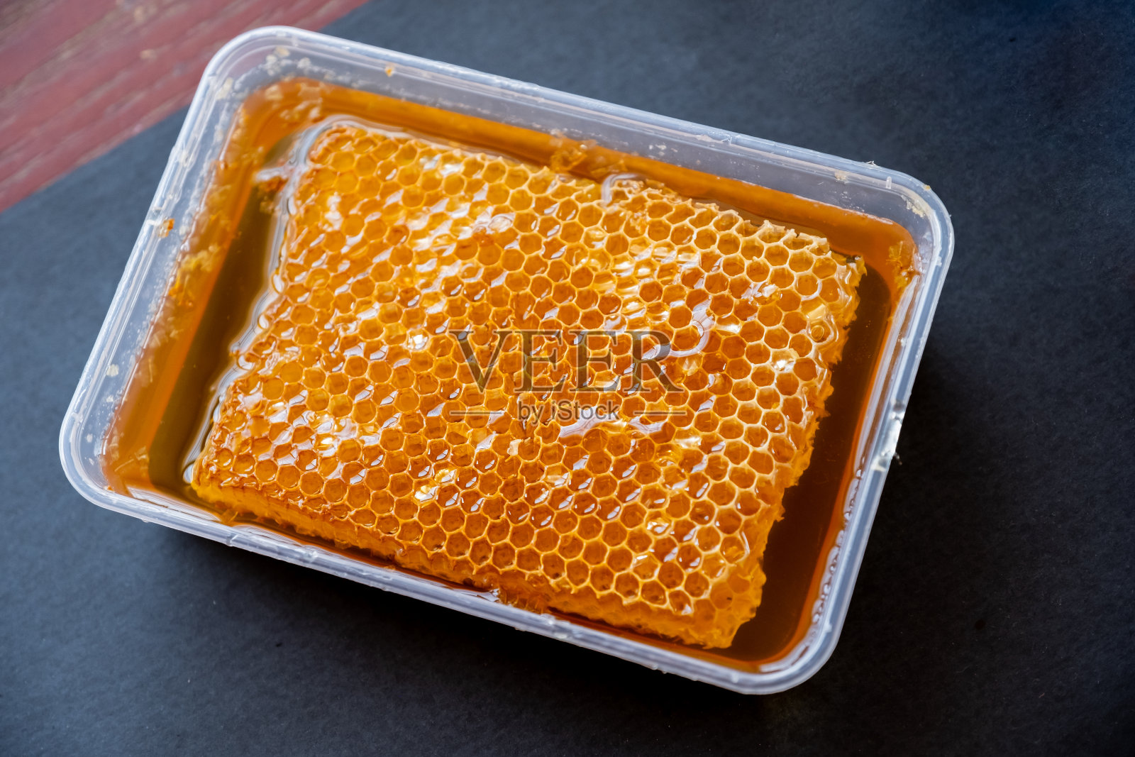 黑色背景上的蜂蜜照片摄影图片