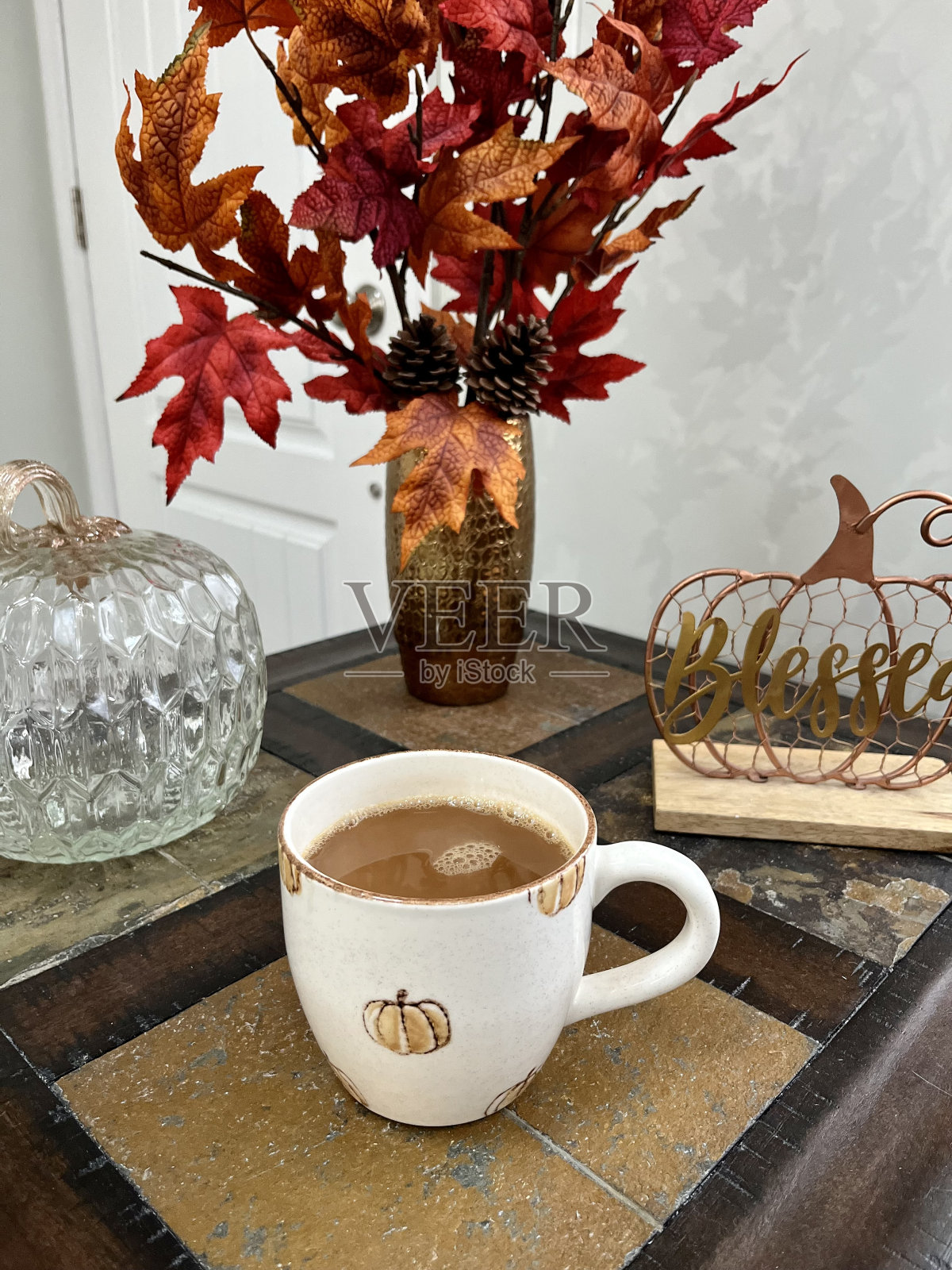 秋天的杯子照片摄影图片