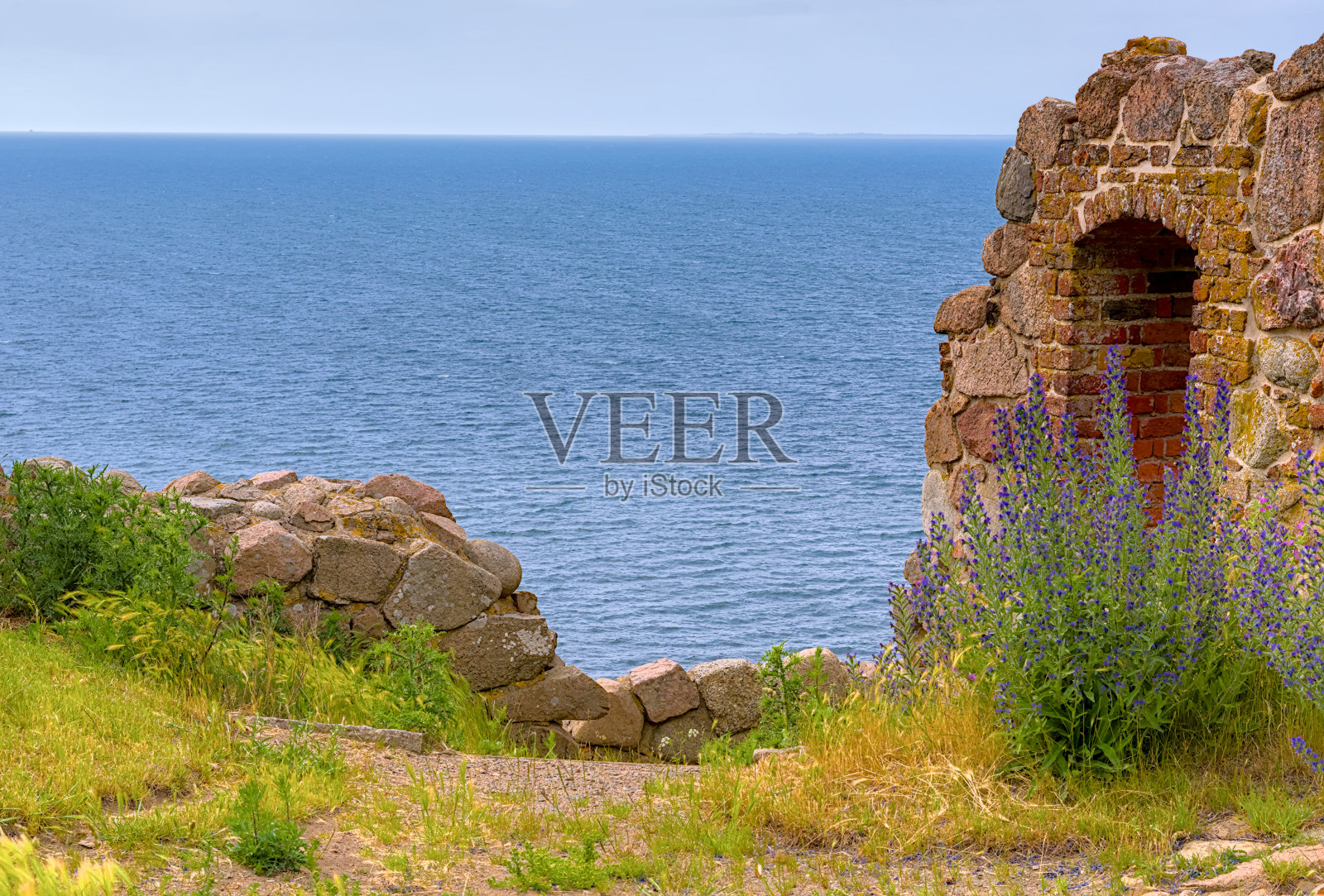 从丹麦博恩霍尔姆北部哈默舒斯古城堡的废墟上看到的海岸线照片摄影图片