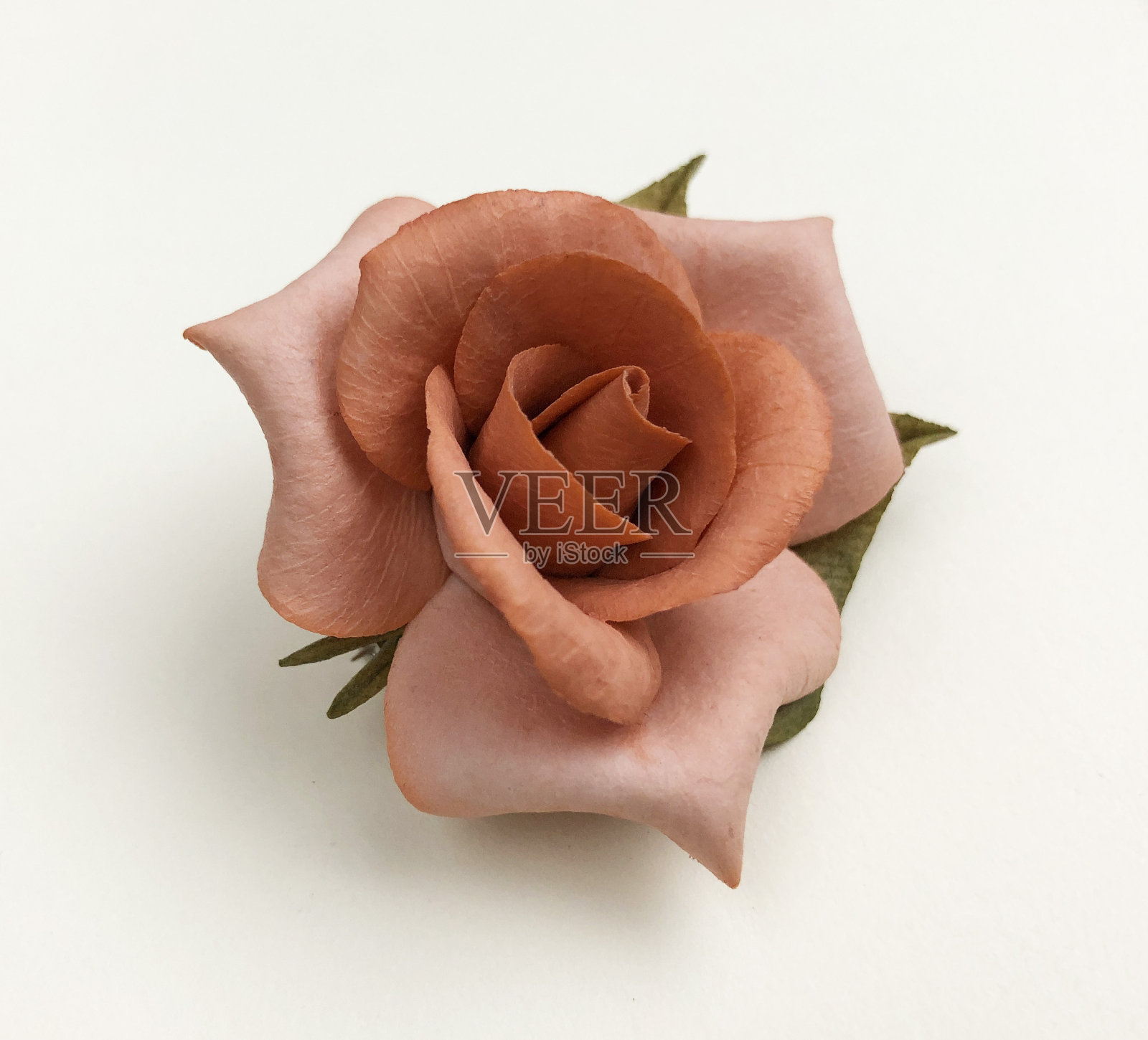 米色背景的老式胸针，强调女性复古珠宝，在线珠宝店的宣传照片照片摄影图片