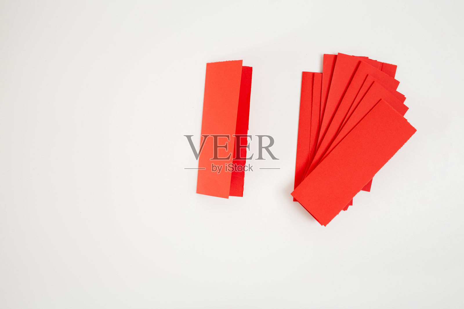 一张红色的纸放在桌子上，空白的地方照片摄影图片