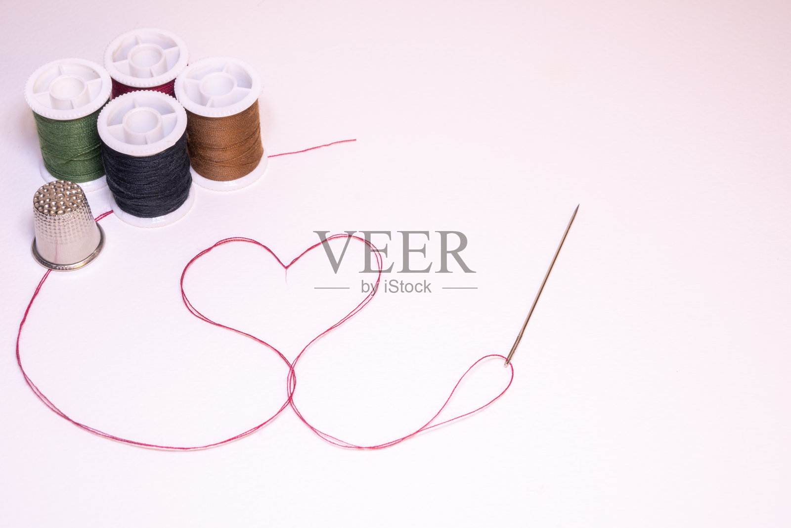 在浅色背景上的缝纫工具。照片摄影图片