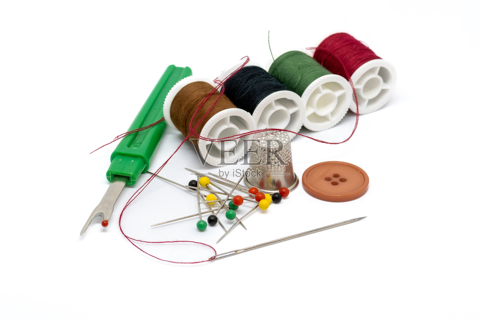 用于修补衣服的基本缝纫工具。照片摄影图片