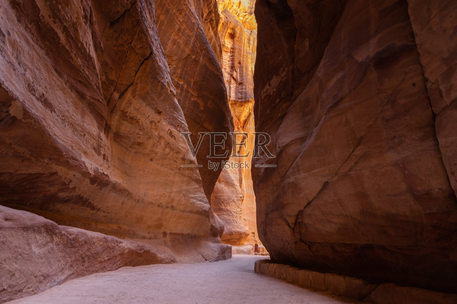 约旦佩特拉市的Siq峡谷石灰岩照片摄影图片