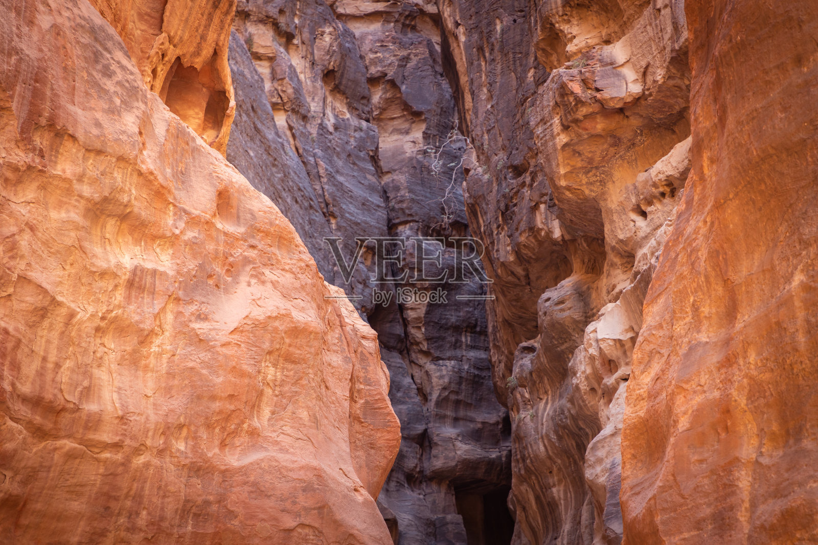约旦佩特拉市的Siq峡谷石灰岩照片摄影图片